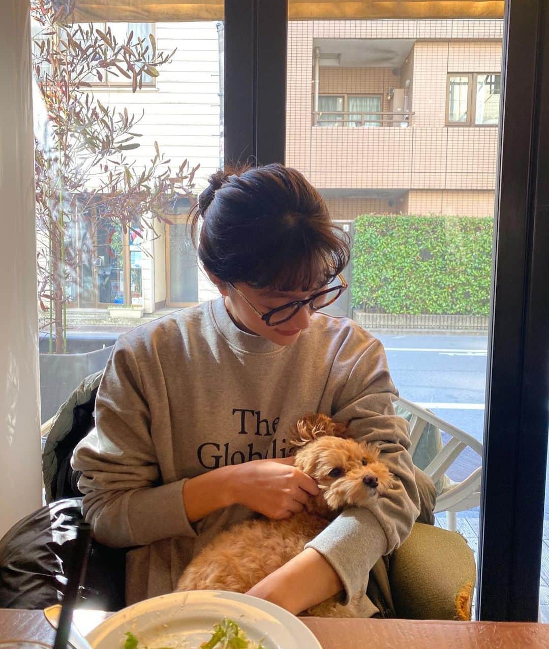 阿部朱梨のインスタグラム：「日差しが気持ちよくて つくも一緒にランチ🐶🌸  そろそろメガネを調光レンズに しにいきたい🕶♡ (けど眼鏡やさん慣れてないから レンズ変えたいです、て持ってくて考えるだけで緊張する😇笑)」