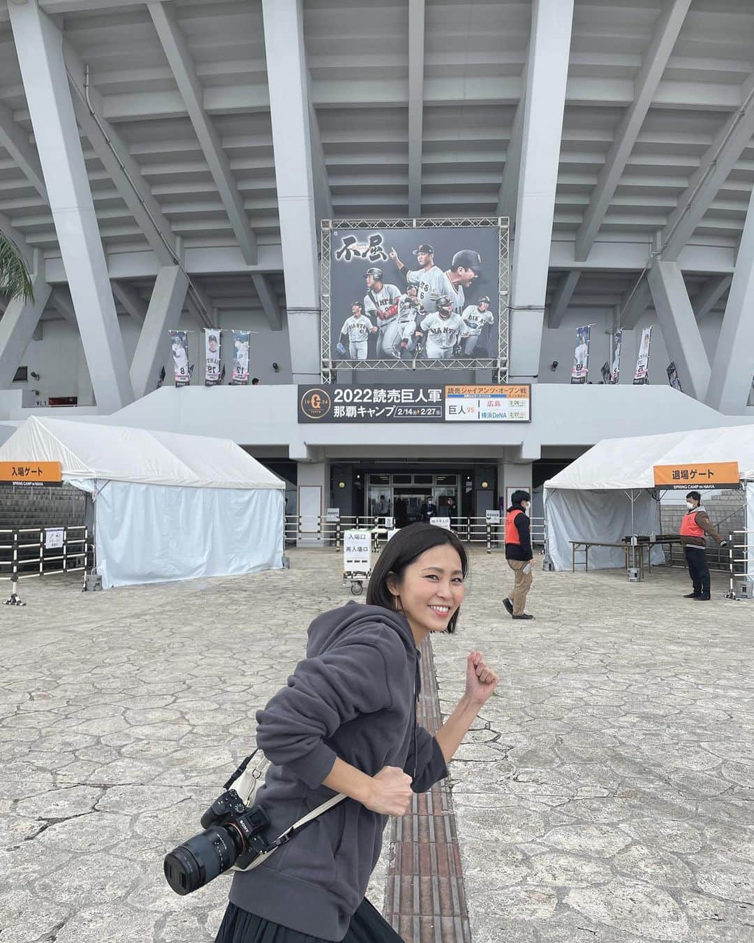 坂元美香さんのインスタグラム写真 - (坂元美香Instagram)「昨日の沖縄1日目は激寒🥶  写真はやる気満々な感じですが セルラー着いたら風強くて寒すぎて 大作さんに挨拶だけして練習試合見ずに 15分で退散😅本当に寄っただけ。笑  しかし、そのたった15分の間でミラクルが😱 沖縄来るたびミラクル起きて寿命縮まりそうです…  二年前は夜ご飯食べに行ったら 隣のテーブルがG坂本選手で 失神しそうになったけど、 今回も失神しそうな遭遇があり 興奮冷めやらず💦  一緒に写真撮ってもらったのに SNS載せていいか聞くのを忘れ、 もちろん連絡先も知らないし 連絡取る手段もなく…な感じです😅 いつかまたミラクル起きて連絡が取れて 万が一OKもらえたら載せたいです。  興奮冷めやらず、1人ジャッキーして ホテルまでの道のりを、 何度もスルーしたり右折専用車線にはまったりで ３倍くらいの時間かけて到着😮‍💨  あぁジャッキーステーキ美味しかったな🤤🥩  #セルラースタジアム #那覇 #写真撮る時だけマスク外してます」2月25日 17時13分 - mika_saka