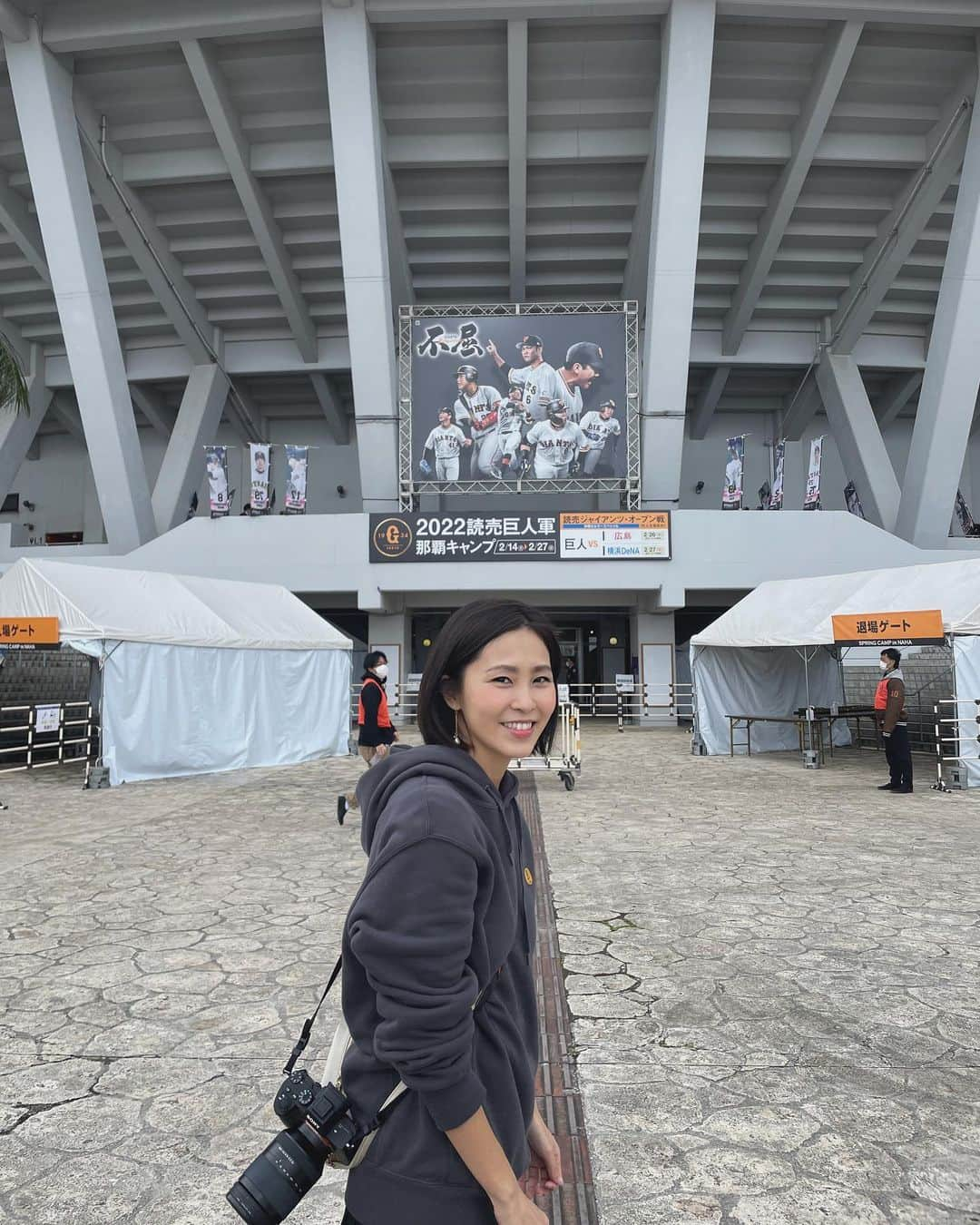 坂元美香さんのインスタグラム写真 - (坂元美香Instagram)「昨日の沖縄1日目は激寒🥶  写真はやる気満々な感じですが セルラー着いたら風強くて寒すぎて 大作さんに挨拶だけして練習試合見ずに 15分で退散😅本当に寄っただけ。笑  しかし、そのたった15分の間でミラクルが😱 沖縄来るたびミラクル起きて寿命縮まりそうです…  二年前は夜ご飯食べに行ったら 隣のテーブルがG坂本選手で 失神しそうになったけど、 今回も失神しそうな遭遇があり 興奮冷めやらず💦  一緒に写真撮ってもらったのに SNS載せていいか聞くのを忘れ、 もちろん連絡先も知らないし 連絡取る手段もなく…な感じです😅 いつかまたミラクル起きて連絡が取れて 万が一OKもらえたら載せたいです。  興奮冷めやらず、1人ジャッキーして ホテルまでの道のりを、 何度もスルーしたり右折専用車線にはまったりで ３倍くらいの時間かけて到着😮‍💨  あぁジャッキーステーキ美味しかったな🤤🥩  #セルラースタジアム #那覇 #写真撮る時だけマスク外してます」2月25日 17時13分 - mika_saka