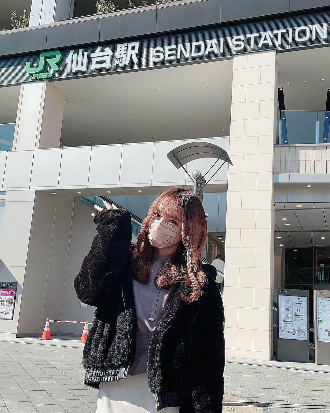 ぽこのインスタグラム：「この前の仙台楽しかったなぁ🥰 応援サポーターになってから初めて行けたんだけど、アーケードの店舗が私だらけになっていて歓迎に感動しました😭✨ また応援に行くのでその時は宜しくね☺️ ⁡ ⁡ ⁡ #ベガスベガス #仙台」