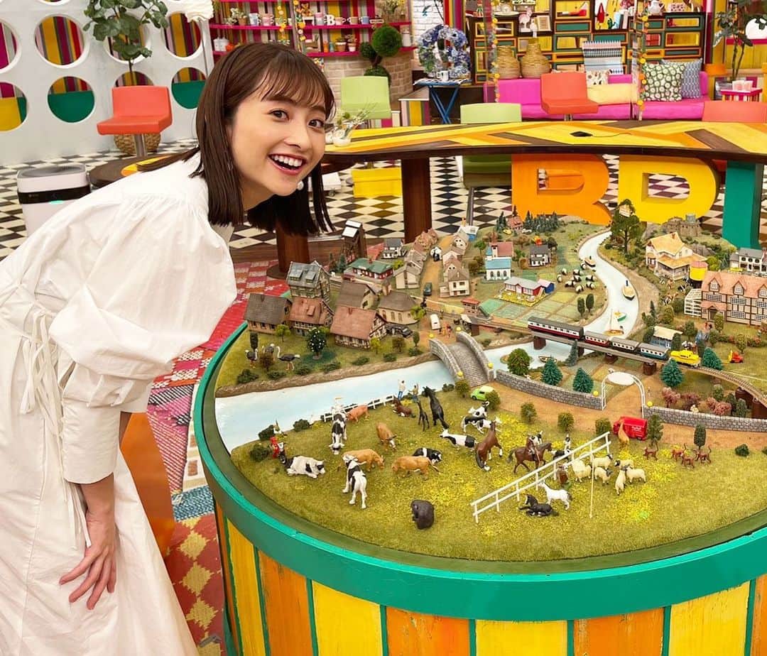 日比麻音子のインスタグラム：「明日は王様のブランチ出演日☕︎  ようやく冬の終わりだと 予報士の皆さんが 教えてくれました🌸  もーすぐはーるですねぇ  あしたはブランチ日和になりそうです☕︎  このセットはブランチスタート当初から ずーーーっと使っているものなんですって！ 私もテレビで見てました🥺と美術さんに はしゃぎながら伝えているところです。笑笑　  #はやくあたたかくなって  #寒さで肩こりがひどい #今年はお花見できるかな #🌸」