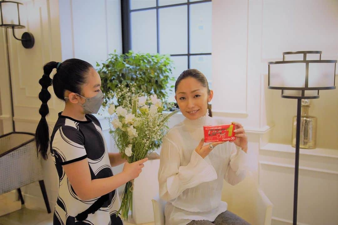 安藤美姫さんのインスタグラム写真 - (安藤美姫Instagram)「GPC One, which my daughter loves to drink, is a must-have item at home. The second photo is the making photo being taken.  北京五輪の余韻がまだまだ残っておりますが 皆さんいかがお過ごしですか😌？  さて娘が愛飲するＧＰＣワンですが我が家ではすっかり必需品😎🤩 主成分のＧＰＣは母乳にも含まれている成分。 アメリカで必須栄養素とされているコリンという物質をつくる働きがあるんです！ 成長のコンディションを整えるので子どもの成長期には欠かせない成分です😌👌 大豆由来というのも安心ですね😊😊😊 お料理だけでは補いきれない栄養素をどうしようかなと悩んでいるお母さんにもオススメです！！！  ２枚目の写真は撮影中のメイキング写真です⭐️  　 @gpc1_official #gpcワン #gpcワン #pr　 #母乳成分　 #娘の成長が楽しみ #毎月恒例　 #撮影も楽しく #栄養機能食品　 #安藤美姫 #娘 #親子 #仲良し #mikiando  👇👇GPC ワン👇👇 https://bit.ly/3v7AFdN」2月25日 17時42分 - miki_m_ando0403