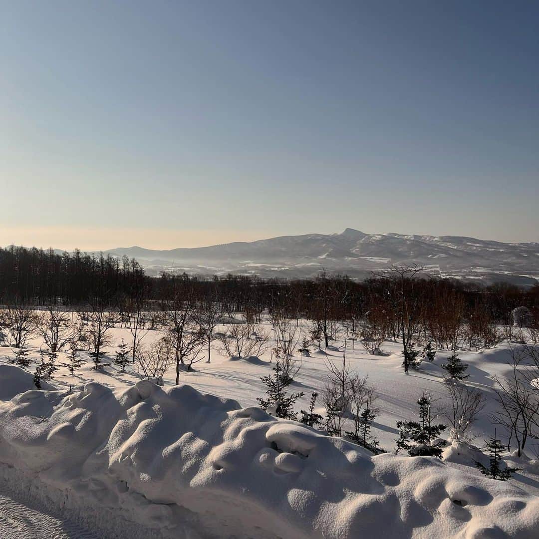 のインスタグラム：「Niseko memories❄️  雲ひとつない羊蹄山🗻 ピーカンの中滑るスキーは最高に気持ちよかった！☀️  私の子供みたいなスキー。笑 手がどうしたらいいの。笑」
