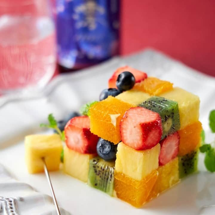 mio_sparklingのインスタグラム：「フルーツキューブでおもてなし💝 ホワイトデーは特別なデザートで🍊🍓🍍  #フルーツキューブ #fruitsart #カラフル #フォトジェニックスイーツ #果物 #くだもの #果物大好き #フルーツ #テーブルフォト #フルーツ大好き #フルーツアート #フルーツカッティング #パーティーフード #ホワイトデー2022 #おかえし #おやつタイム #おうちカフェ #おしゃれスイーツ #日々の暮らし #私のおいしい写真 #おもてなし料理 #fruits #日本酒部 #飲酒タグラム #日本酒で乾杯 #日本酒好きな人と繋がりたい #スパークリング清酒 #日本酒 #sparkling #澪」