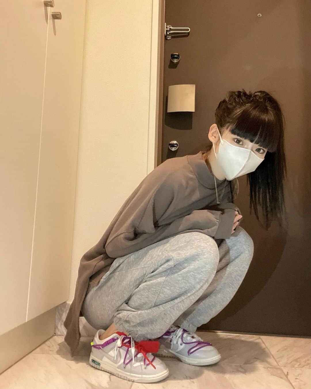 荻野由佳のインスタグラム：「昨日の夜はママが来たけど、こさぶろう🐶に会いたくて早朝に帰っていった！🤣笑 ママとスーパー行く前の写真 笑  このスニーカーお気に入り👟♡」