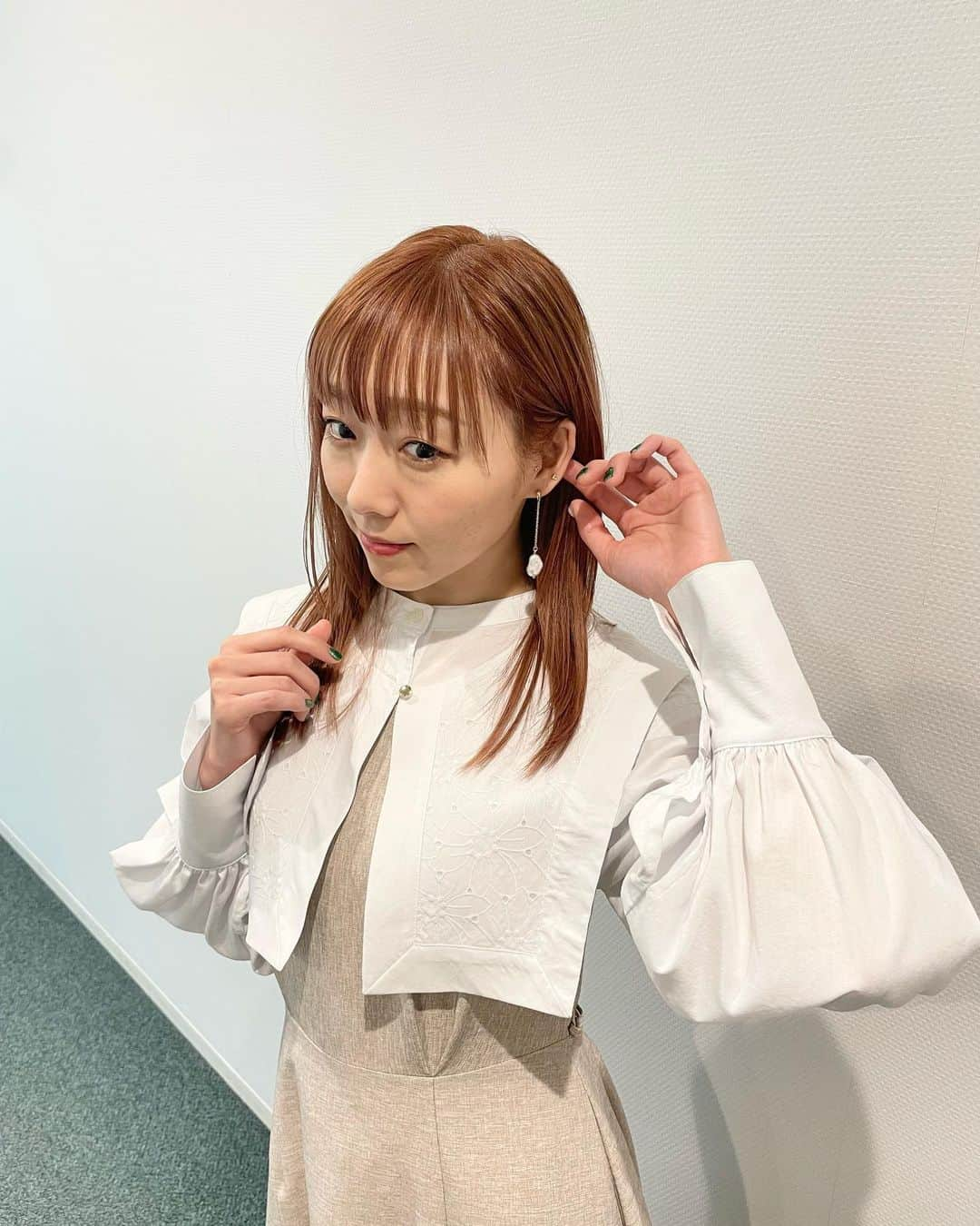 須田亜香里さんのインスタグラム写真 - (須田亜香里Instagram)「2月25日(金) ⭐️中京テレビ 19:00〜 #ps純金  ⭐️FM AICHI 20:30〜 須田亜香里×ASUNAL TREASURE #アストレ  2月26日(土) ⭐️MBSラジオ 25:30〜生放送 オレたちゴチャまぜっ集まれヤンヤン #ゴチャ13  2月27日(日) ⭐️中日新聞コラム連載 #てくてく歩いてく  ⭐️テレビ朝日 & ABEMA #熱闘mリーグ   2月28日(月) ⭐️フジテレビ 19:00〜 #スカッとジャパン  歴代スカッと俳優集合でリコピン演じました！  3月1日(火) ⭐️FM AICHI 20:30〜 #須田亜香里の部屋  3月2日(水) ⭐️TBS 9:55〜 #レッツ美バディ   ⭐️CBC HBC RKB 19:00〜 #アゲアゲちゃん  3月3日(木) ⭐️メ〜テレ 6:00〜生放送 #ドデスカ  ⭐️TBS 9:55〜 #レッツ美バディ   写真は最近の地元番組でのお衣装ずらり。 ①メ〜テレ #ドデスカ 一見襟付きでかっちりですが、実は襟がすごく綺麗に抜けていて後ろはちょっぴりセクシー🙊💓 ダーリッチのお洋服は私服でも時々買うけど、女性らしくて可愛い🌷  ②中京テレビ #ps純金 スカートのラインがとっても綺麗で、肩紐が細めのチェーンになってて可愛かった🌼 この格好で駄菓子を食べています(笑)  ③東海テレビ 600キロを結ぶ未来へのメッセージ  ～岩手と愛知・名古屋 復興10年の絆～ 2月26日と3月9日に再放送があります！ ぜひご覧くださいね😊  ④FM AICHI @asunalkanayama  須田亜香里×ASUNAL TREASURE 今回もアスナル金山さんの中にあるお店でお衣装提供していただきました☺️」2月25日 18時16分 - akarisuda