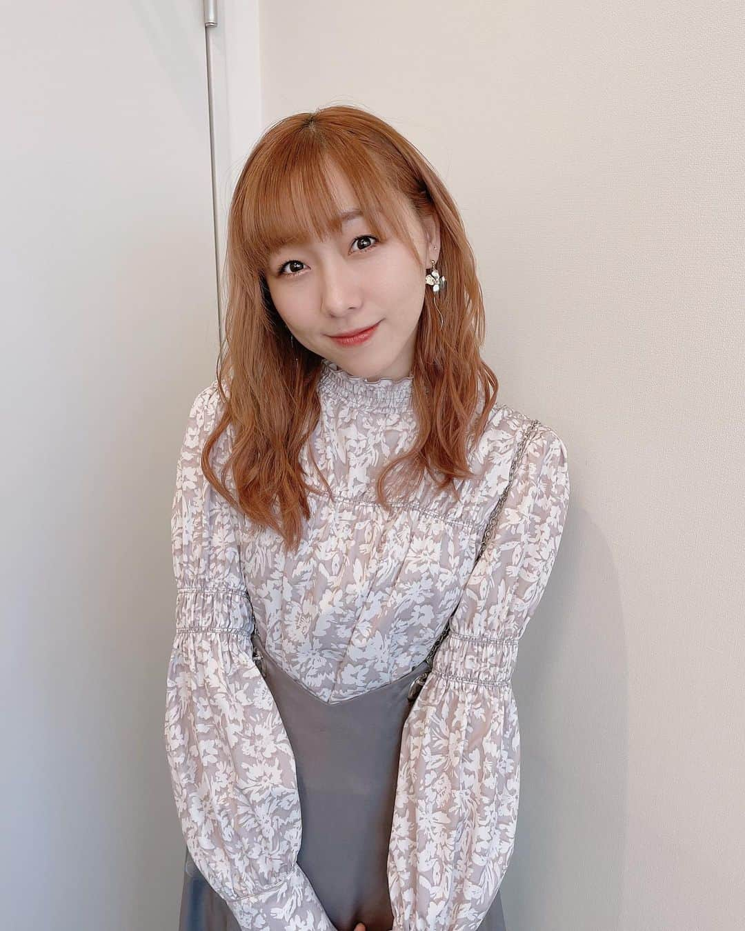 須田亜香里さんのインスタグラム写真 - (須田亜香里Instagram)「2月25日(金) ⭐️中京テレビ 19:00〜 #ps純金  ⭐️FM AICHI 20:30〜 須田亜香里×ASUNAL TREASURE #アストレ  2月26日(土) ⭐️MBSラジオ 25:30〜生放送 オレたちゴチャまぜっ集まれヤンヤン #ゴチャ13  2月27日(日) ⭐️中日新聞コラム連載 #てくてく歩いてく  ⭐️テレビ朝日 & ABEMA #熱闘mリーグ   2月28日(月) ⭐️フジテレビ 19:00〜 #スカッとジャパン  歴代スカッと俳優集合でリコピン演じました！  3月1日(火) ⭐️FM AICHI 20:30〜 #須田亜香里の部屋  3月2日(水) ⭐️TBS 9:55〜 #レッツ美バディ   ⭐️CBC HBC RKB 19:00〜 #アゲアゲちゃん  3月3日(木) ⭐️メ〜テレ 6:00〜生放送 #ドデスカ  ⭐️TBS 9:55〜 #レッツ美バディ   写真は最近の地元番組でのお衣装ずらり。 ①メ〜テレ #ドデスカ 一見襟付きでかっちりですが、実は襟がすごく綺麗に抜けていて後ろはちょっぴりセクシー🙊💓 ダーリッチのお洋服は私服でも時々買うけど、女性らしくて可愛い🌷  ②中京テレビ #ps純金 スカートのラインがとっても綺麗で、肩紐が細めのチェーンになってて可愛かった🌼 この格好で駄菓子を食べています(笑)  ③東海テレビ 600キロを結ぶ未来へのメッセージ  ～岩手と愛知・名古屋 復興10年の絆～ 2月26日と3月9日に再放送があります！ ぜひご覧くださいね😊  ④FM AICHI @asunalkanayama  須田亜香里×ASUNAL TREASURE 今回もアスナル金山さんの中にあるお店でお衣装提供していただきました☺️」2月25日 18時16分 - akarisuda