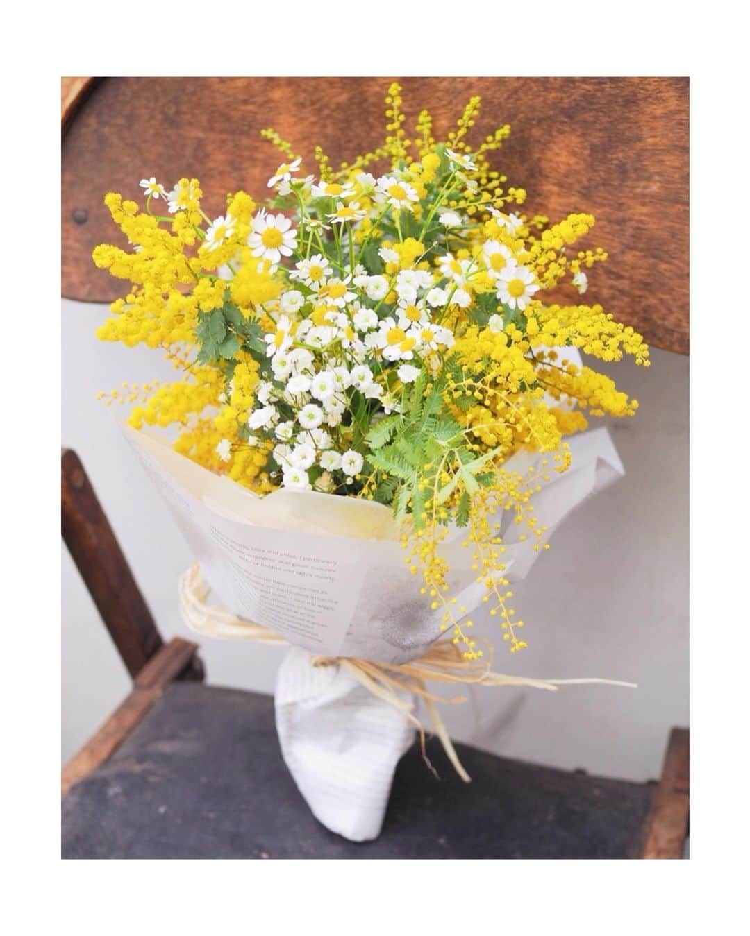 板野友美さんのインスタグラム写真 - (板野友美Instagram)「久しぶりのイベントです🌷.*  3月8日ミモザの日 （国際女性デー）知ってますか？ 大切な人に感謝を込めてお花を贈る文化で 近年、日本でもインスタにミモザのお花を載せたり 彼からミモザの花束をもらったり、 盛り上がってきてますよね💐  そんなミモザの日を記念して 【3月5日(土)12時〜川崎ラチッタデッラの 中央噴水広場】でトークショーを行います   大好きなお花のイベントに参加出来て嬉しいです♪  来た際には、近くの7つの商業施設で デジタルスタンプラリーもあるので そちら参加すると楽しいかも♪  そして今回、ミモザブーケをプロデュースしました💐 ミモザ、私の好きなマトリカリアとカスミソウも入れて ラッピングペーパーやリボンにもこだわって作りました。  とってもとっても可愛いのです(私もほしい)   《写真1枚目》 トークショー後に、ご購入いただいた先着50名様に、 私から感謝を込めて手渡しさせていただきます☺️  花言葉に合わせて私が考えた４つのメッセージもついていて、どれが入っているかはお楽しみです🗝💭  ミモザカラーのイエローコーデ、 イエローアイテムをつけて 是非遊びに来てください💛💛💛  私も当日はイエローコーデします🍋🍯💛🌼🏵📒  #ミモザフェスタ2022 @cinecitta_lacittadella」2月25日 18時30分 - tomo.i_0703