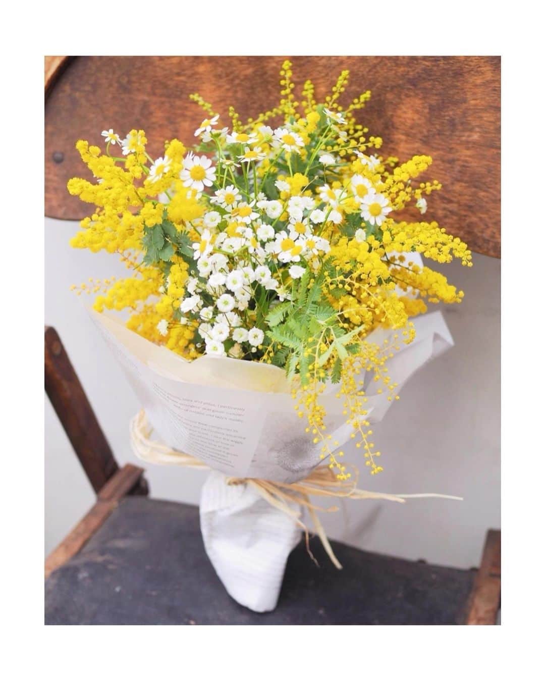 のインスタグラム：「久しぶりのイベントです🌷.*  3月8日ミモザの日 （国際女性デー）知ってますか？ 大切な人に感謝を込めてお花を贈る文化で 近年、日本でもインスタにミモザのお花を載せたり 彼からミモザの花束をもらったり、 盛り上がってきてますよね💐  そんなミモザの日を記念して 【3月5日(土)12時〜川崎ラチッタデッラの 中央噴水広場】でトークショーを行います   大好きなお花のイベントに参加出来て嬉しいです♪  来た際には、近くの7つの商業施設で デジタルスタンプラリーもあるので そちら参加すると楽しいかも♪  そして今回、ミモザブーケをプロデュースしました💐 ミモザ、私の好きなマトリカリアとカスミソウも入れて ラッピングペーパーやリボンにもこだわって作りました。  とってもとっても可愛いのです(私もほしい)   《写真1枚目》 トークショー後に、ご購入いただいた先着50名様に、 私から感謝を込めて手渡しさせていただきます☺️  花言葉に合わせて私が考えた４つのメッセージもついていて、どれが入っているかはお楽しみです🗝💭  ミモザカラーのイエローコーデ、 イエローアイテムをつけて 是非遊びに来てください💛💛💛  私も当日はイエローコーデします🍋🍯💛🌼🏵📒  #ミモザフェスタ2022 @cinecitta_lacittadella」