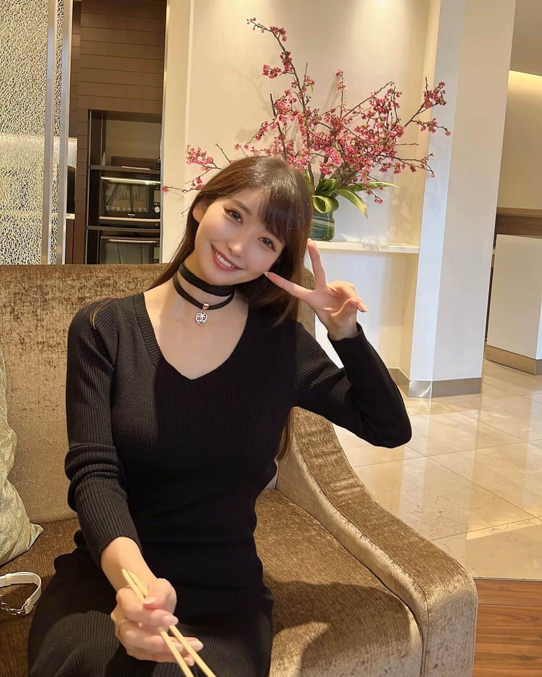 のインスタグラム：「. にこにこ〜☺️✌️ 今週もお疲れ様です . お米をもぐもぐ中のわたし..🍚 パンも麺も大好きだけど、やっぱり米よね！！🍚 . 急にカメラを向けられるとピースしがち🤣 おしゃれなポーズが思い浮かばなくて困る。。 . #ファッション#ニットワンピース#チョーカー#シャネル#もぐもぐタイム #fashion#ootd#knit#chanel#choker#chokernecklace#knitonepiece#black#blackcode#pierce#japanesegirl」