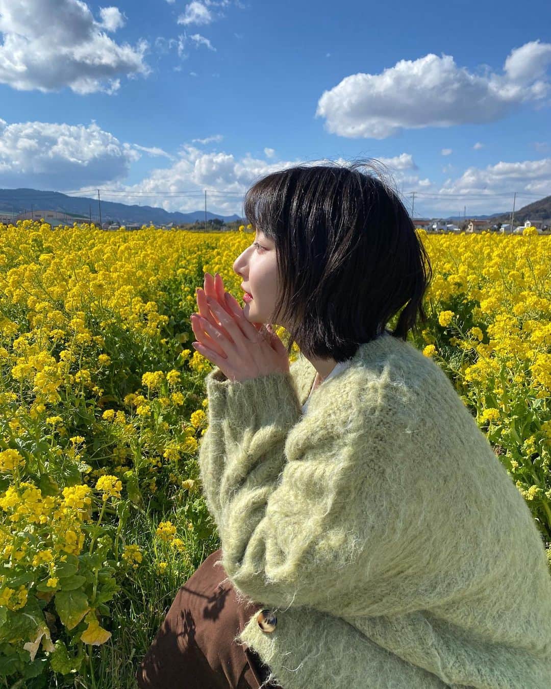 小室ゆらさんのインスタグラム写真 - (小室ゆらInstagram)「. ⁡ ⁡ #菜の花畑 𓆸 ⡱ iPhoneはやっぱり画質綺麗だな…☺︎︎ ⁡ ⁡ 気付けばもう2月が終わろうとしているし、 時が過ぎるのめちゃくちゃ早い😯 まだ行かないで2月〜〜〜！！！ ⁡ ⁡ .」2月25日 18時50分 - komuro_yura_official