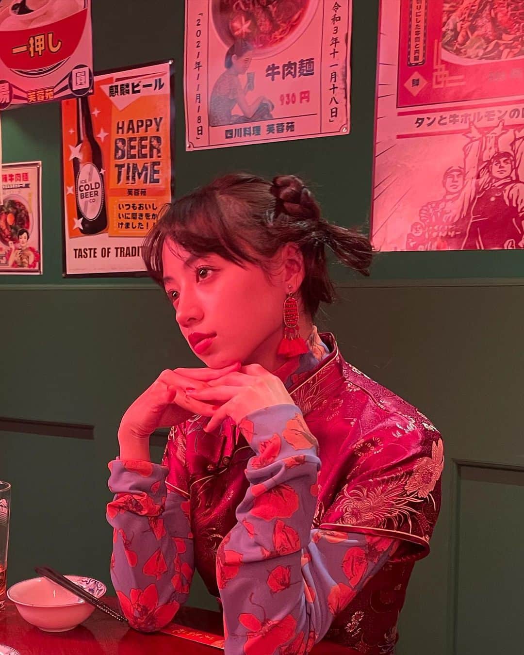 小嶋彩音のインスタグラム：「ㅤㅤㅤㅤㅤㅤㅤㅤㅤㅤㅤㅤㅤ 初チャイナドレスでした🐼🇨🇳 ㅤㅤㅤㅤㅤㅤㅤㅤㅤㅤㅤㅤㅤ #中華メイク#中国メイク#中国コスメ#中華ヘア#チャイボーグ #チャイボーグメイク#チャイナドレス」