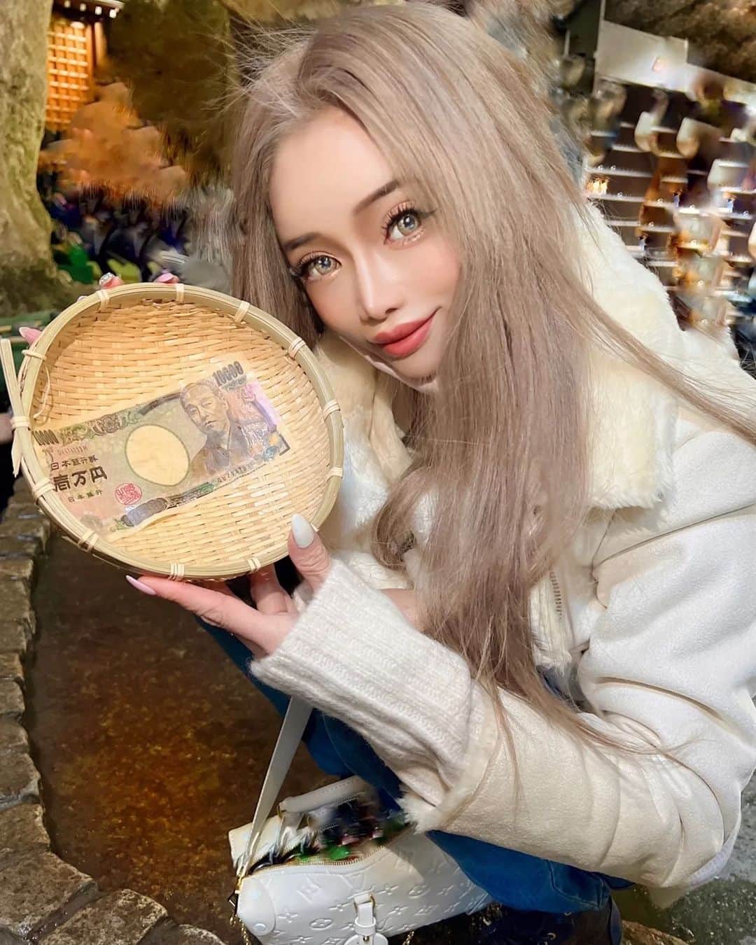 のインスタグラム：「.⁡ ⁡.⁡When I got more money, I went to Zeniarai Benten in the famous Kamakura ♥ ️ It's a power spot for money ✨ ✨ .⁡ ⁡⁡.⁡⁡ ⁡.鎌倉にある銭洗弁財天に行ってきたよς(>‿<.)☘️✨⁡ ⁡.⁡ ⁡.お金のパワースポットで、心もお金も洗浄してきました❗✨⁡ ⁡.⁡ ⁡.⁡ ⁡.⁡御朱印もあったし、嬉しい✨❗御朱印集めが趣味の私にはたまらない😍😍最高すぎる神社😋⁡ ⁡.⁡ ⁡.⁡ ⁡.鎌倉唯一の金運アップスポット✨😍駅から遠いですが、めちゃくちゃおすすめです♥️♥️⁡ ⁡.⁡ ⁡.⁡ ⁡.5枚目はちこりんが隠し撮りしてた😂✨お参りばっかしてます😂w 毎月毎月神社恵まればっか😀⁡ ⁡.⁡ ⁡.⁡色んな神社巡りして、御朱印もっともっと欲しいなあ😳💗!!⁡ ⁡.⁡ ⁡.⁡ ⁡.⁡8枚目の動画は最後まで聞いてみてくださいww 初めてアフレコに挑戦。上手くなりたいから成長お楽しみに😂😂✨❗⁡ ⁡.⁡ ⁡.⁡ ⁡⁡⁡.⁡ ⁡.⁡ ⁡.⁡ ⁡.⁡ ⁡.⁡ ⁡. ⁡.⁡ ⁡.⁡ ⁡. ⁡.⁡ ⁡.⁡ ⁡. ⁡.#鎌倉デート  #鎌倉神社巡り  #神社巡り  #神社好きな人と繋がりたい  #御朱印巡り  #御朱印ガール  #神社仏閣好きな人と繋がりたい  #旅スタグラム  #銭洗弁財天宇賀福神社  #湘南スタイル  #湘南 #江ノ島 #神奈川 #アフレコ」
