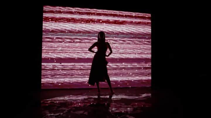 アン・カーティスのインスタグラム：「Tomorrow. 6pm. ❣️ Watch this space.   Director: @jatadena Makeup: @robbiepinera  Hair: @santiagoraymond  Styling: @stylizedstudio and @qurator_studio @vivaartistsagency」