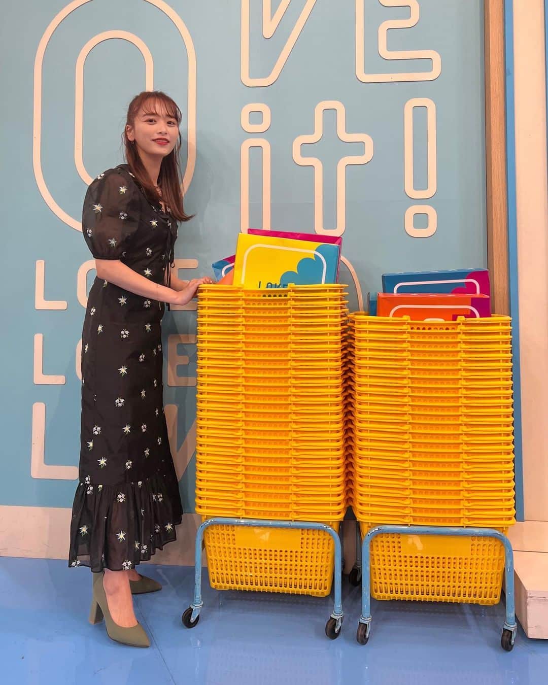 近藤千尋のインスタグラム：「今日のラヴィットも ありがとうございました💓 今日もわちゃわちゃ楽しかったなぁ❤️  ゲストの河田陽菜ちゃんと 「ひとまわり歳が違うね」って話になり へび座？って聞いたらへび座ですって 答えてくれて、 (きっと合わせてくれたんだね🥺)  かねちさんが へび座ってなんすか、 巳年のことですかって 突っ込んでくれたよ😂笑 (確かにへび座って何？怖い自分😂 巳年って言いたかったのよ😂)  ほんとに学校みたいで楽しいなぁ🏫笑 熱海の食べ歩きロケも失礼しました。笑 いくらごはんですよ和えもやってみてね💕 見逃した方はTVerで チェックしてみてね🤍🤍🤍🤍  ウェア @farfetchjapan @shrimps  アクセサリー @e.m.portrait  シューズ @dianashoespress」