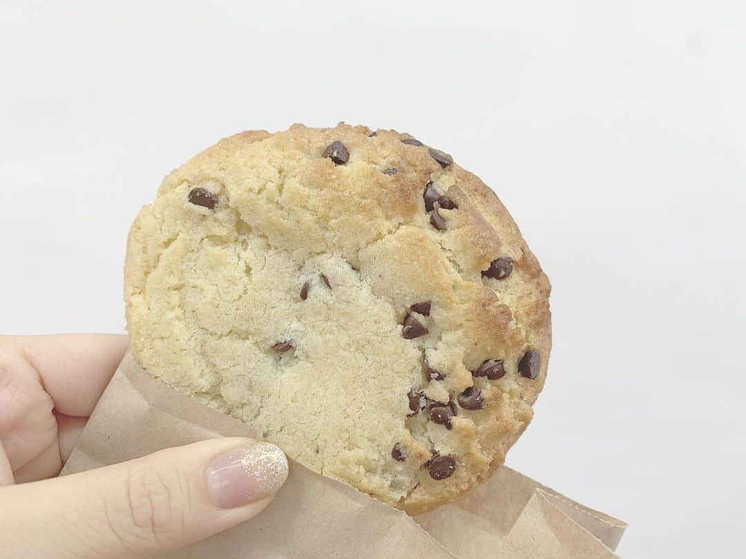 宮崎梨緒のインスタグラム：「🍪🍪🍪 * #brooklynroastingcompany の クッキー美味しかった🤤 * #cafe #카페 #카페스타그램  #クッキー #cookie #쿠키」