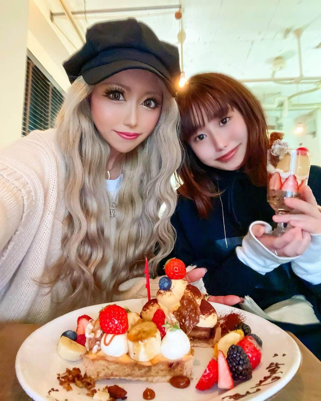 Yukariさんのインスタグラム写真 - (YukariInstagram)「❤️ ❤️ ❤️ こんばーすでーぱーてぃー💃🏼🕺🏽🎉 これ昨日の投稿で言うべきだったね← ふぉろわーさんが教えてくれた🤭🍰 . 先週は親友のあおいちゃんと遊んだんだけど まさかのお祝いされちゃった🥺🎂💓 かわいいプレートが登場してびっくり😭🙌🏽 . しかもこの祐天寺にあるカフェ… ▶︎▶︎ @torse_cafe ))は高校の同級生の なえちゃんが働いてるお店で☕️！ 卒業式ぶりに再会もできたの🫂🎊笑 . このプレートも作ってもらったし 美味しいオムライスも作ってもらた🥰🍽 なえちゃんありがと➰😘💓 (写真載せていいかわからないから伏せる←) . かわいいがたくさん詰まったカフェに プレートにオムライスにあおいちゃんに← 癒されまくりでした😌🙏🏽🌼🍃 . これから先もずっと何があっても親友だし 味方だし大好きなあおいちゃん👩🏼‍🤝‍👩🏽💋 感謝と愛をこれからも伝えますラヴ🤜🏽❤️‍🔥🤛🏽笑 . . ━━━━━━━━━━━━━━━ ☕️ torse(トルス) ▶︎▶︎ @torse_cafe )) 📍 〒154-0002 東京都世田谷区下馬５丁目３５−５ 2F ━━━━━━━━━━━━━━━ . . #torse  #torsecafe  #トルスカフェ  #祐天寺カフェ  #祐天寺ランチ  #祐天寺グルメ  #祐天寺  #祐天寺テイクアウト  #東横線カフェ  #東横線ランチ  #東京カフェ  #誕生日プレート  #誕生日サプライズ  #バースデープレート  #女子会  #女子会ランチ  #女子会パーティー  #大親友  #幼馴染み  #仲仔  #同い年  #ぎゃる  #ギャル  #bff  #bestfriends」2月25日 20時18分 - xxsonchanxx