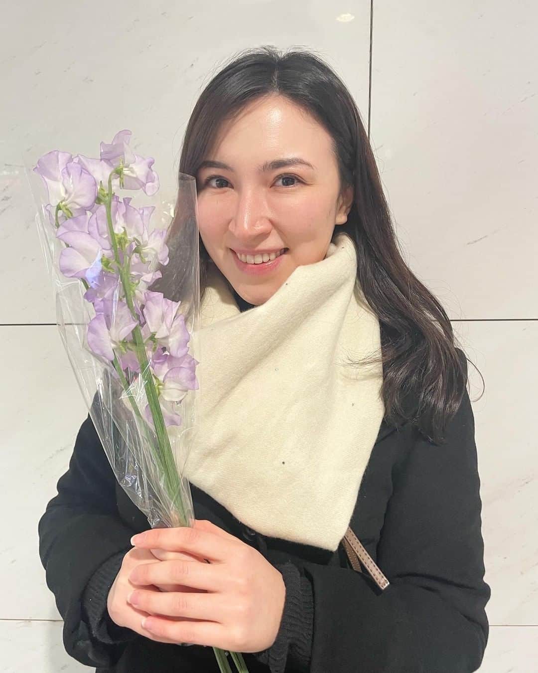 ウーデンジェニファー里沙のインスタグラム：「* 淡い紫色が綺麗なスイートピーを花瓶に加えました💐 部屋にお花があると明るい気持ちになります😌  #花 #お花 #スイートピー #紫色の花 #紫色💜  #花のある暮らし #花のある生活 #お花の写真  #アナウンサー #女性アナウンサー #announcer #ウーデンジェニファー里沙 #sweetpea #sweetpeas #sweetpeaflowers #flowers #金曜日 #お疲れ様でした」