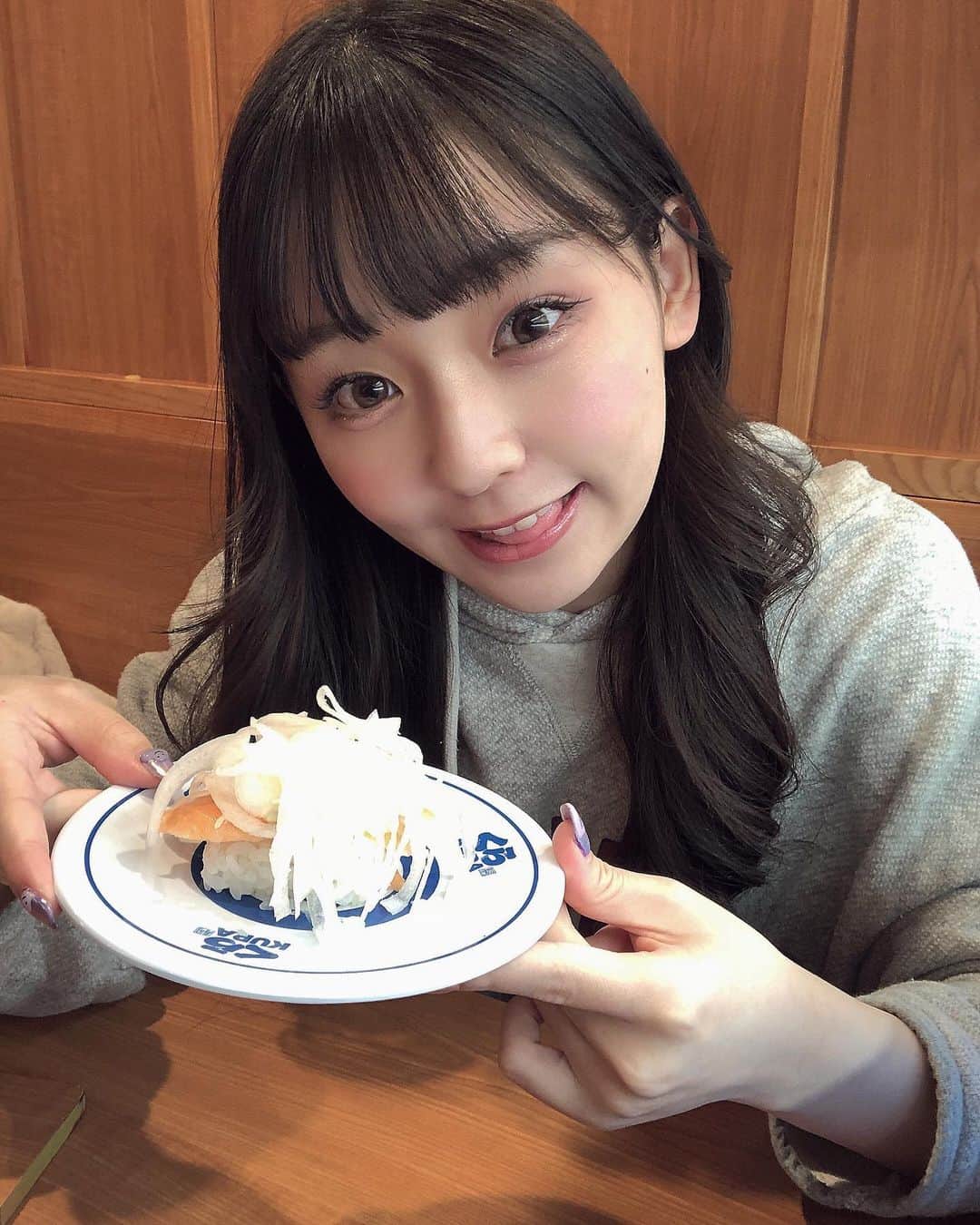 尾野寺みさのインスタグラム：「⁡ ⁡ ⁡ 嬉しそうな顔見てやって　 ⁡ ⁡ ⁡ ⁡ ⁡ #くら寿司 #オニオンサーモン」