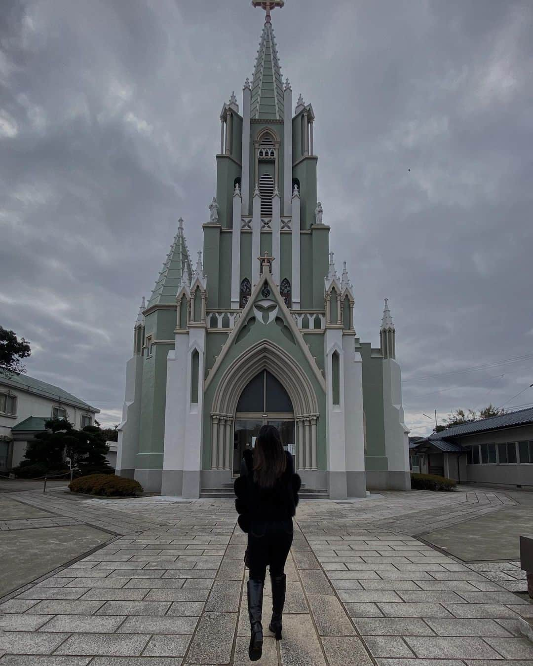 樋口千紗のインスタグラム：「. ザビたんの3度の来日を記念して建てられた平戸の聖フランシスコ・ザビエル記念聖堂。  平戸は街並みも雰囲気があって、教科書通りの歴史を感じさせてくれる。  禁令によってキリスト教の信仰が禁じられたものの、キリスト教では拝む対象が必要なため、キリストやマリア像の代わりに貝殻の内側の模様を聖母マリアに見立て拝む対象とした人々もいたそうな。  この隠れキリシタンの歴史は本当に奥が深くて、人と宗教の関わりや、その心理・真理についてとても考えさせられる。  Outer▶︎ @importshop_nicchia  Boots▶︎ @importshop_nicchia Denim▶︎ @studior330   #長崎観光 #長崎観光スポット #国内旅行 #観光 #旅行 #travel #trip #tabijo #travelgram #travelblog #photogenic #旅行好き #旅 #旅スタグラム #デートスポット #九州観光スポット #九州観光 #パワースポット #ドライブデート #デートコース #九州自然スポット #長崎自然スポット #長崎モデルコース #海 #絶景スポット #平戸観光スポット #平戸大橋 #平戸 #平戸観光 #平戸ザビエル記念協会」