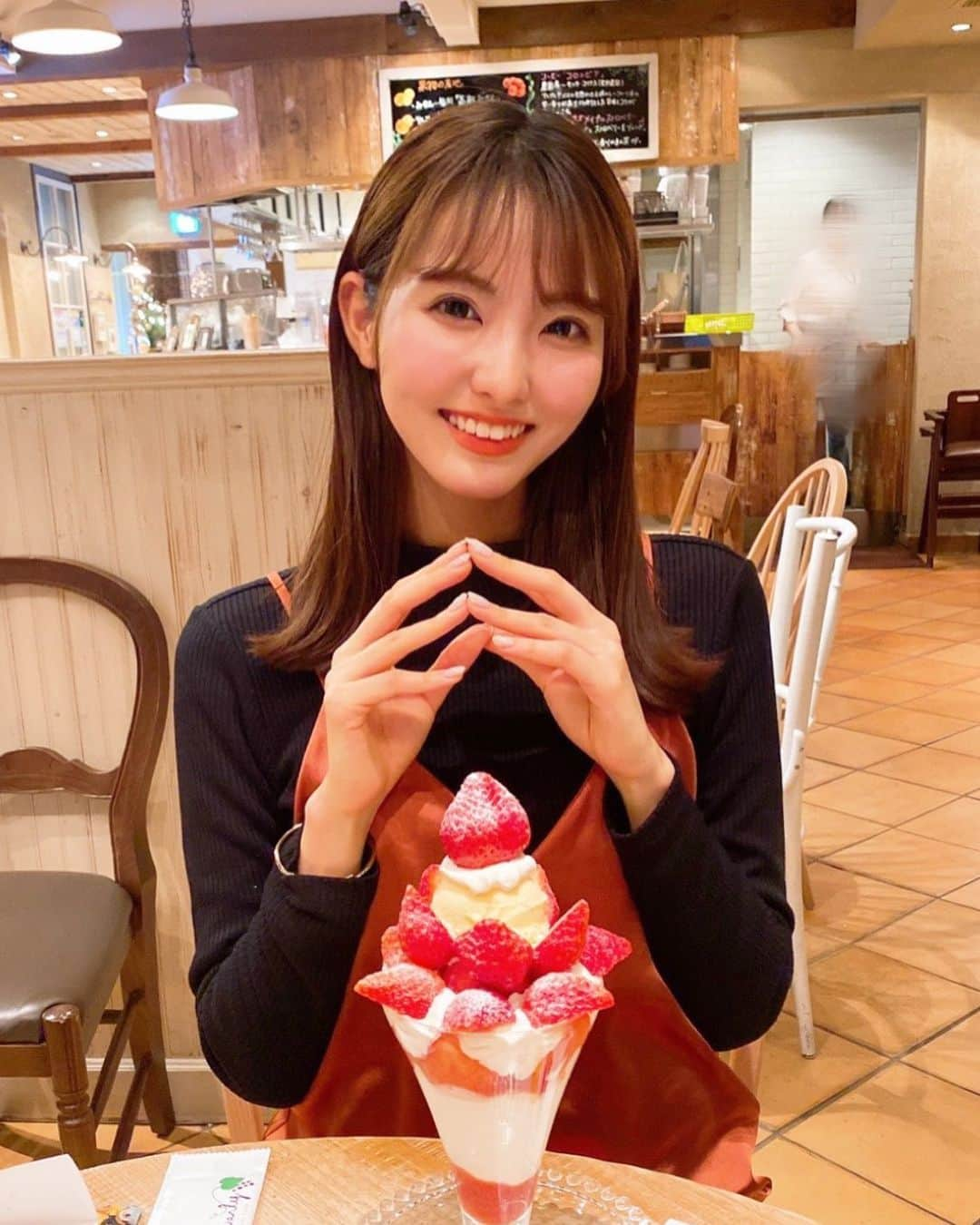 山下七子さんのインスタグラム写真 - (山下七子Instagram)「美味しすぎるいちごパフェ🍓 去年のだから少し前だけど、 博多駅のキャンベル・アーリーで食べたよ〜🤤🤤  お姉ちゃんが撮ってくれた〜📷♡ 苺ポーズしたつもりだったけど全然分かりませんね笑笑  #キャンベルアーリー#福岡カフェ#苺パフェ#福岡スイーツ#博多駅#モデルプレス#ミスモデルプレスオーディション#福岡県」2月25日 21時11分 - yamashita_nanako