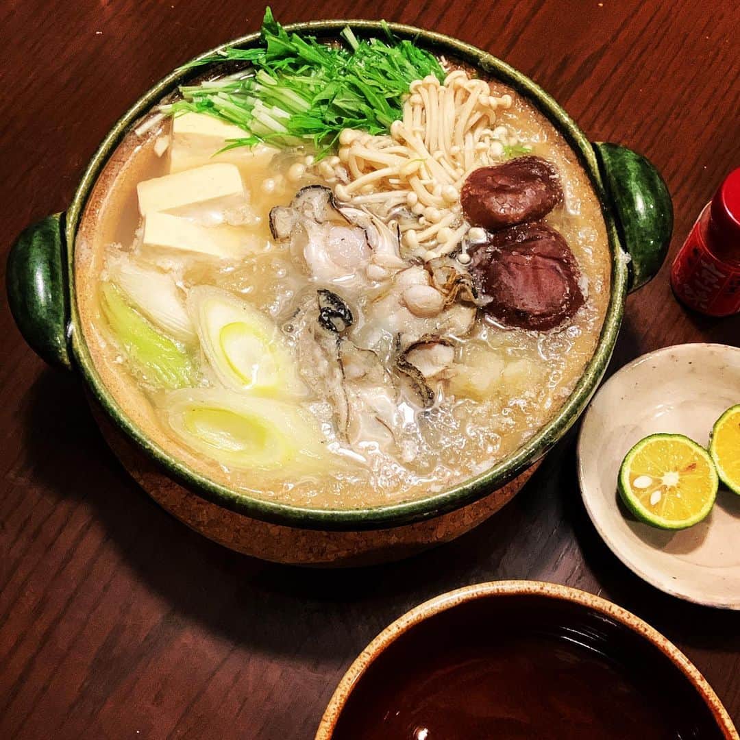 志摩有子さんのインスタグラム写真 - (志摩有子Instagram)「お汁がわりに牡蠣のみぞれ鍋。さっと煮てすだちと一味唐辛子で食す。  #牡蠣のみぞれ鍋 #土楽窯 @dorakugama」2月25日 21時12分 - ariko418