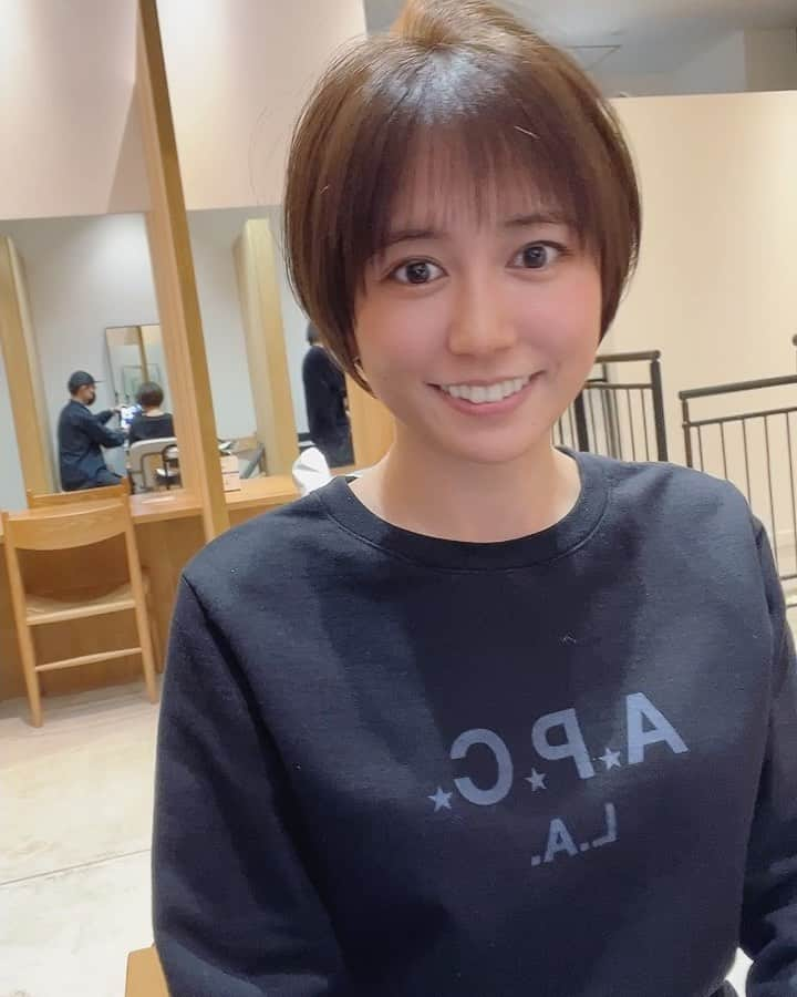 坪井安奈のインスタグラム：「そういえば、髪ショートにしたよ✂︎ 前髪つくったのも数年ぶり☺︎︎  丸顔がコンプレックスなんだけど、それをなるべく感じさせないスタイルにしてもらえた☀︎︎  少年ぽすぎず、かと言ってマダムすぎず◎  とにかくお風呂あがりが楽チンすぎます♪  Thank you @koooooichi1126   #ショートヘア #ショート #ショートカット #ショートスタイル #ショート女子 #ショートヘアー #ショートカット女子 #ショートヘア女子 #ショートヘアセット #ショートヘアー女子 #ショートへア」