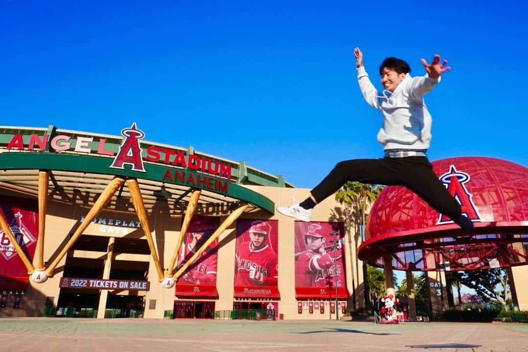 福田太郎のインスタグラム：「アメリカに着きました🇺🇸 メジャーリーグを学ぶ旅！スタートです⚾️ ⠀ みんなが夢中になれる スポーツエンターテイメントが、 どのように生まれ、愛されるのか🌭🏟 ⠀ これから全米のボールパークを巡って、 この目に！心に！しっかり焼き付けてきます✈️🤩 ⠀ #TaroAmerica 今日の一枚📸 『アメリカに飛んで来ました🕊』 #大谷翔平 選手は、今シーズンも 世界中をワクワクさせてくれるはず🙆‍♂️ ⠀ 一日も早くロックアウトが解消され #SpringTraining が始まりますように！ ⠀ #ShoheiOhtani #AngelStadium #Anaheim #Angels #MLB #アメリカ #メジャーリーグ #TAROFUKUDA #福田太郎 勢い余って、靴脱げた😇👟」