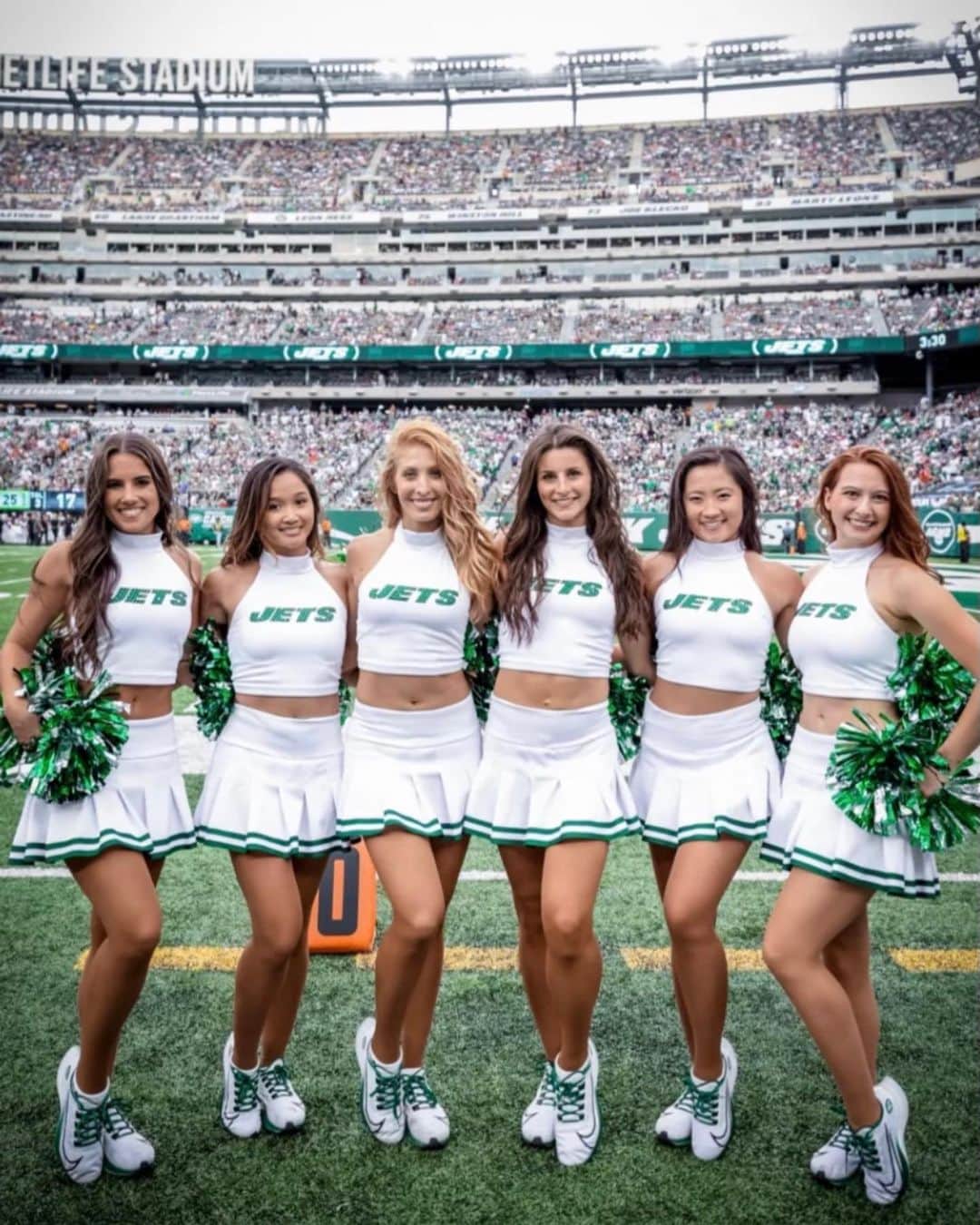 Jets Flight Crewのインスタグラム：「Missing the sidelines calls for a flashback #FlightCrewFriday!   Have a wonderful start to the weekend and do not forget to—JET UP✈️💚」