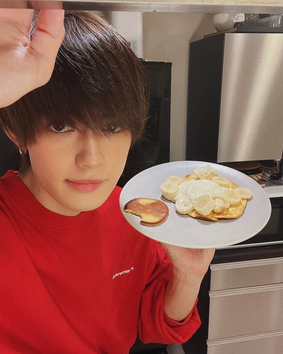 のインスタグラム：「クレープ配信 ありがとう😊  今からきらりで食べるねん  #佐野飯 #佐野勇斗 #本当はめちゃくちゃフワフワな #パンケーキを作ろうとしていました。 #は？ #MILK」