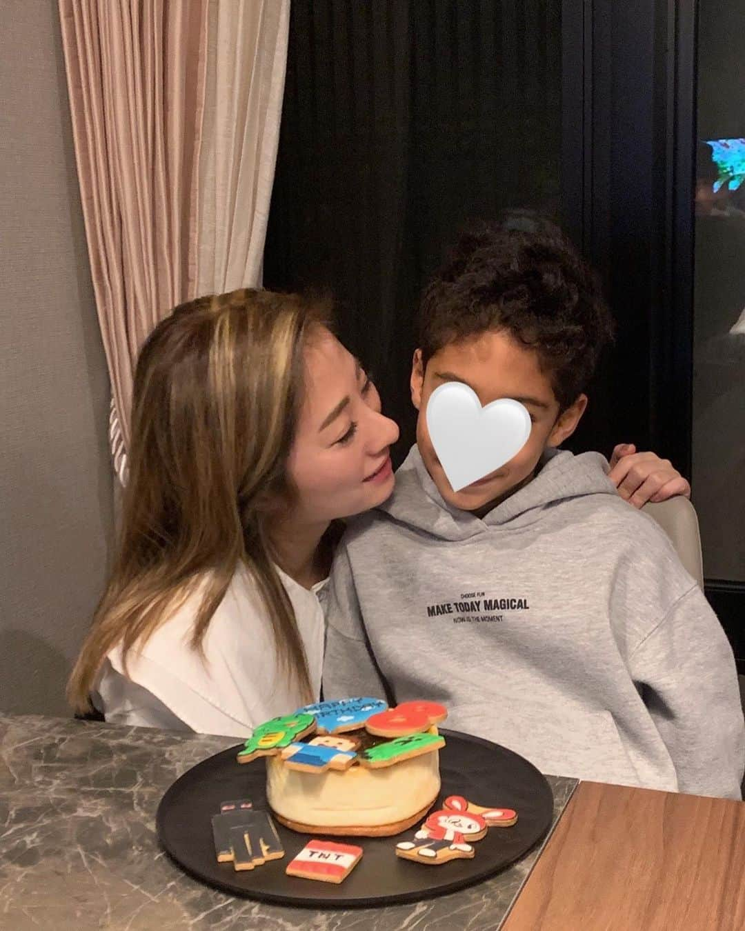 松本明子のインスタグラム：「・ My baby boy turned 8! You brought so much joy into our family and I love you to the moon and back! ・ 息子8歳🥰 ずっと赤ちゃんだと思ってる息子も気づけば8歳になりました。 年子育児が始まって8年でやっと改めて赤ちゃんの頃を落ち着いて振り返れた気がします。 息子を産んだ日に娘が産院に来て、息子の寝ているベッドにオムツを投げてるのを見てマジかよ🤦🏽‍♀️とお先真っ暗になった日を鮮明に覚えていますが、一歳年上の娘は赤ちゃん返りをする事もなく、まるでメルちゃんのお世話をするかのようにずっと可愛がってくれていました💕 常に息子の寝ているハイチェアに乗っかって、後ろに椅子と共に2人が倒れていったことも何度もあるけど無事元気に育ってます笑 今となれば1日を無事終えることに必死だったあの頃の自分に、大丈夫、心配しなくても二人はちゃんと育つからって言ってあげたい🥰 まだまだ子育てはこれからだけど息子はもちろん、お姉ちゃんになって8年の娘にもおめでとうだし、二児の母になって8年の自分にもおめでとうと甘やかしたいと思います💕 いつも子供達の事を可愛がってくれる私の周りのお友達たちにも、とても感謝しています♡♡ 誕生日ということで顔出ししてみました👦🏽 ・ #son #8yearsold #birthday #happybirthday #birthdayboy #love #loveu #birthdaycake #minecraft #icing #icingcookies #息子#8歳 #マインクラフト #アイシングクッキー #誕生日 #誕生日ケーキ#お誕生日おめでとう#まいぜんシスターズ」