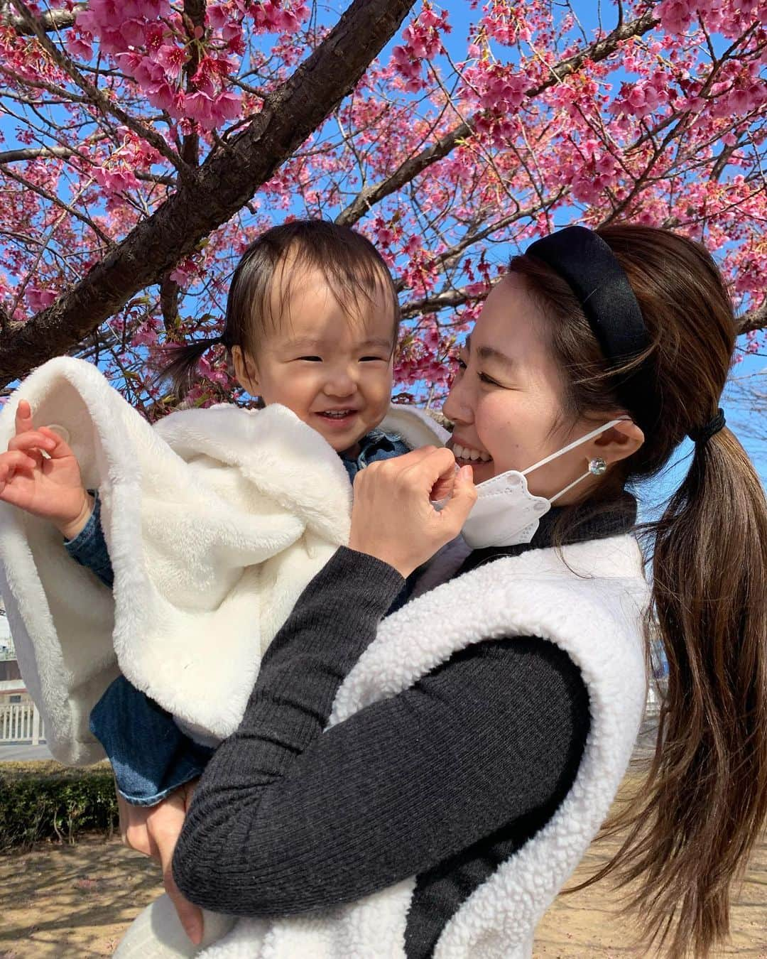 森直美のインスタグラム：「寒い中のピンク最強🌸  #土肥桜 #母娘2人旅」