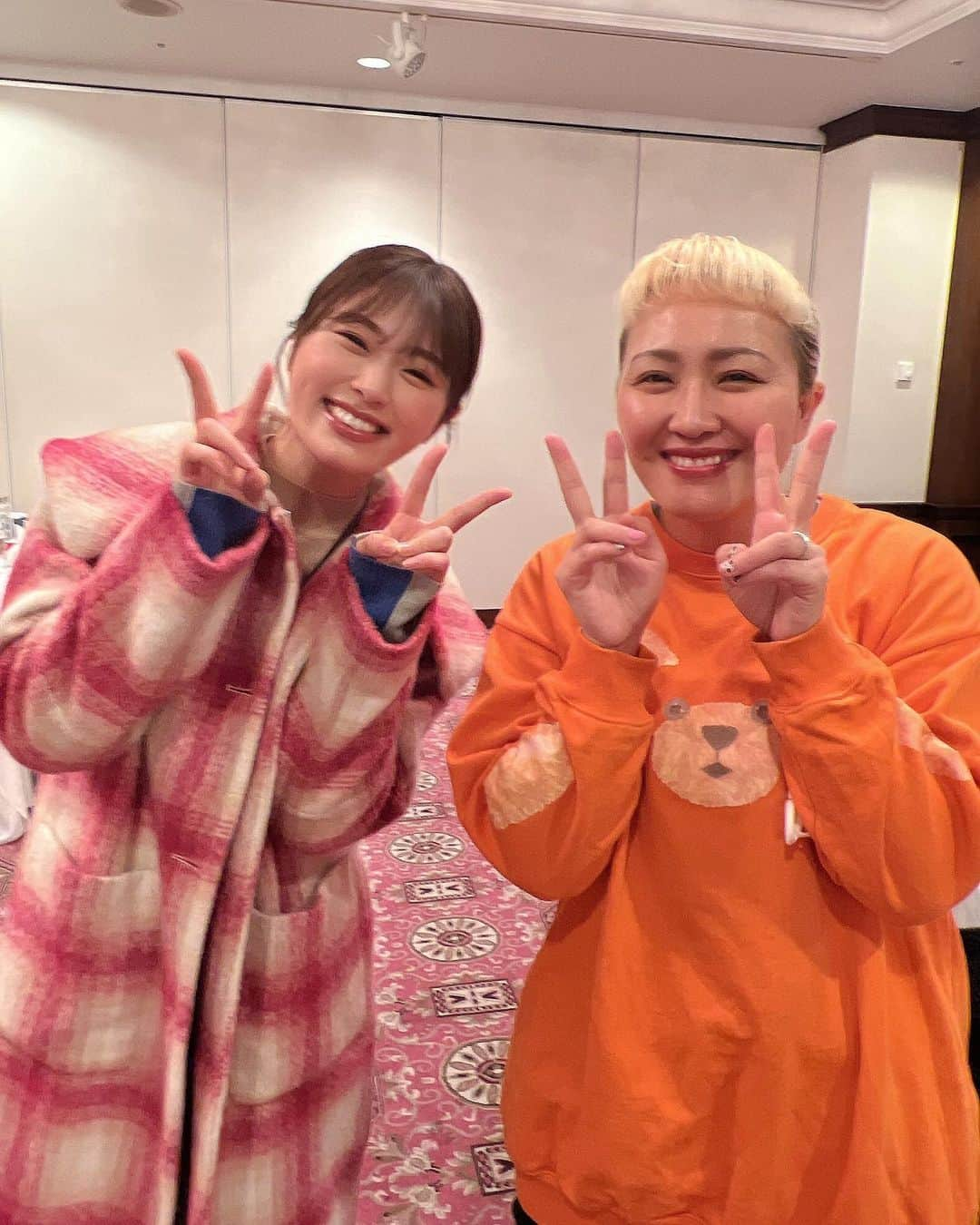 渋谷凪咲さんのインスタグラム写真 - (渋谷凪咲Instagram)「かりなさん🥰  今日はお仕事でかりなさんとご一緒で、とってもわくわくしました〜🥰  かりなさんとお話ししていると、周りに誰も居なくなっちゃったんじゃないかと思うくらい、かりなさんに夢中になってしまうんです🥰笑　だいすきです！  また早くお会い出来ますように〜✨  #丸山桂里奈 さん #今日も駄菓子をプレゼントして下さいました！ #うれしい〜 #食べるのが楽しみだなあ♡」2月25日 22時20分 - nagisa_nikoniko