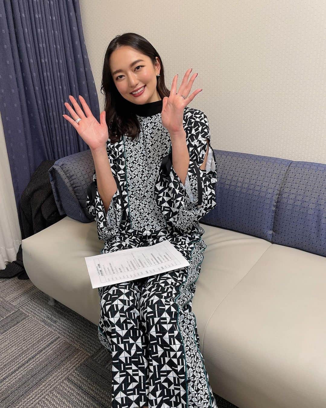 のインスタグラム：「【TV出演告知】 2/28 (月)21:00〜 日本テレビ系列 "人生が変わる1分間の深イイ話" にスタジオからとVTR出演します! みんなぜひ見てね💕 . Please Check channel4 on 9PM 28th Feb 💓 . 👗　@aula.aulaaila_official  💄　@hirotarena_  #深イイ話 #結子」