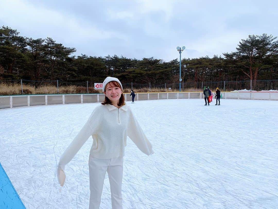 仮屋未来さんのインスタグラム写真 - (仮屋未来Instagram)「えびの高原の屋外アイススケート場⛄️❄️ 少し前に中継で滑ったのが楽しくて、その後も遊びに行きました💕 ここは屋外のスケート場としては日本で最南端だそうで、 周りは山に囲まれていて、いい景色のなかのスケートは最高でした♪」2月25日 23時00分 - miku__kariya