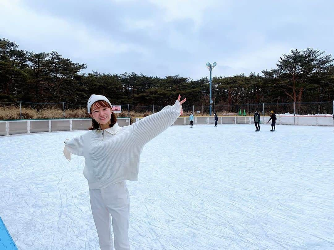 仮屋未来さんのインスタグラム写真 - (仮屋未来Instagram)「えびの高原の屋外アイススケート場⛄️❄️ 少し前に中継で滑ったのが楽しくて、その後も遊びに行きました💕 ここは屋外のスケート場としては日本で最南端だそうで、 周りは山に囲まれていて、いい景色のなかのスケートは最高でした♪」2月25日 23時00分 - miku__kariya