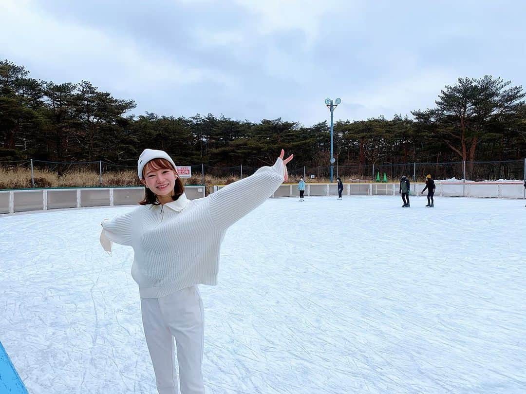 仮屋未来のインスタグラム：「えびの高原の屋外アイススケート場⛄️❄️ 少し前に中継で滑ったのが楽しくて、その後も遊びに行きました💕 ここは屋外のスケート場としては日本で最南端だそうで、 周りは山に囲まれていて、いい景色のなかのスケートは最高でした♪」