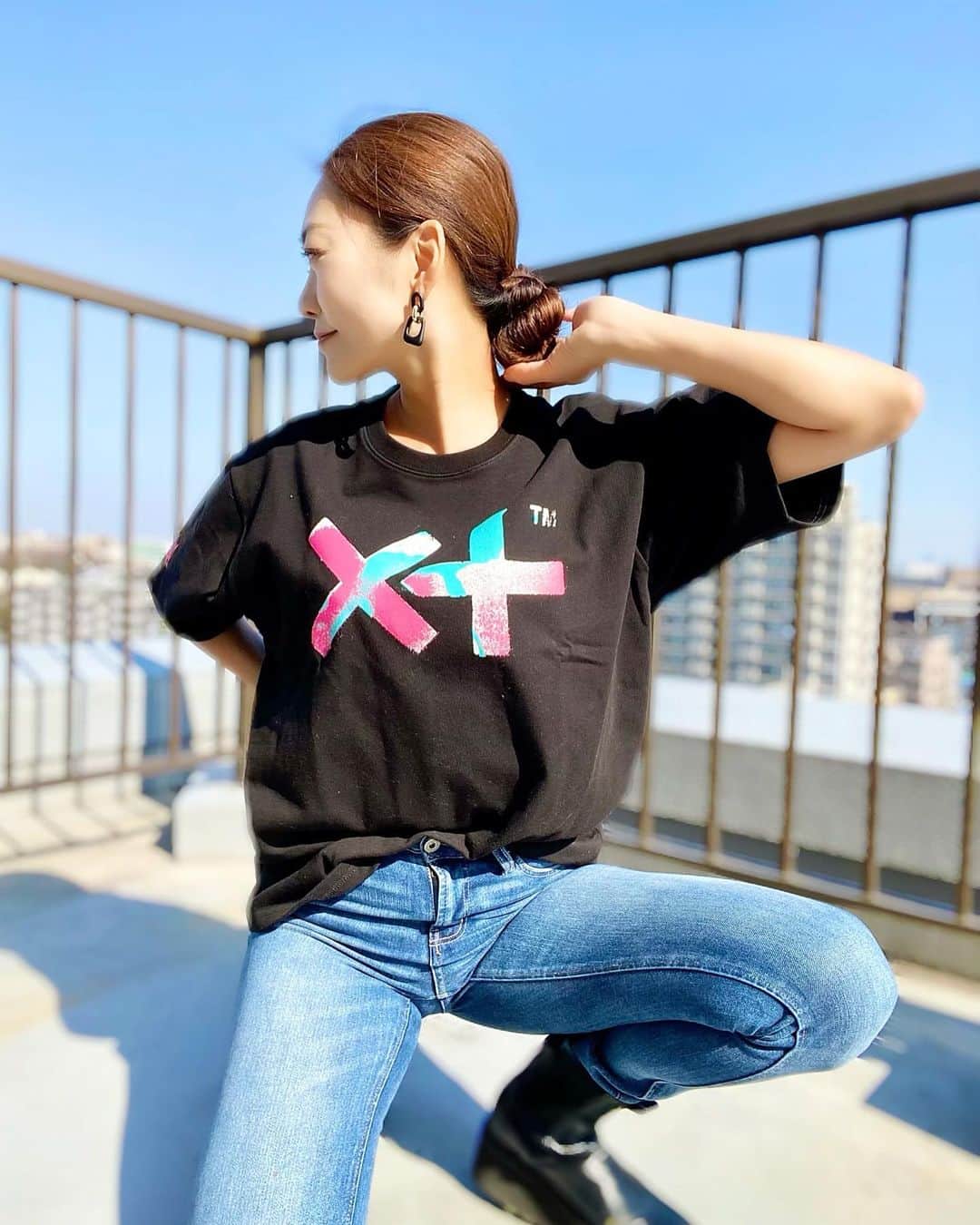 SAORIのインスタグラム：「今日は春みたいに暖かかったね🌸 雲ひとつない青空も最高っ☀️ 近所では梅が満開みたい♡♡♡ 春だ春だぁ〜😍 花粉症の人がんばれ〜🥺‼︎  tops: @10_tenplus #X十 #TENPLUS #ストリートファッションコーデ #アパレルブランド #ストリートアパレル #PR  shoes: @charleskeith_jp  earring: #ピアス：#ルピス @queen.lupis (v1648)」
