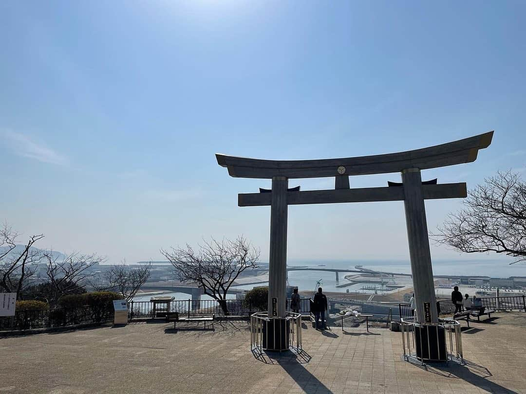 安藤美姫のインスタグラム：「🕊11.03.2022🕊 🍀in Ishinomaki🍀  It’s been 11years after Great East Japan Earthquake. I went to spend my time there every year to share the time together under the same sky to feel the heart. Please don’t forget what happened in 2011…  “Everything happened for a reason…”  Thanks and a lot of LOVE…  🕊2011-2022.03.11 in 石巻🕊  今年も石巻の空の下 3.11を迎え過ごしました。  今年はこの11年の中でも1番穏やかな天候に恵まれあたたかい1日だったように思います。 今年の石巻や被災していた場所を皆様にもシェアさせて下さい。  ⛩日和山⛩ 鳥居が新しくなっていました。 前の鳥居も素朴で暖かい感じがあったので好きでしたが、やはり地震の後　老朽化が進みひび割れなどもあったために新しくしたそうです。 毎年ここから始まる3/11の景色。 だいぶ変わりました。 橋が出来上がったり、道が整備されたり、海側も車が走っていたりと変化の見られたスタートでした。  🎈がんばろう石巻🎈 この看板の前では毎年“灯篭”をボランティアの皆さんやスタッフの方と一緒に作ります。 毎年毎年いらっしゃる方との再会はめちゃくちゃいつも笑顔で、メッセージの書かれた紙を灯篭に巻いていく作業と普段はいつもは風船を飛ばすところ今年は黄色いハンカチを皆んなで回すという事でチョキチョキとコロナ対策しながら切っていました！ 来年こそはまたバルーンを飛ばせますよに✨🎈 夜は作った灯篭に火を付けて夜を迎えます。 本当にあたたかい光に包まれる瞬間です。  🍰アルパジョン🍰 2011年以降“Reborn Garden”としてチャリティー活動をしていました。 その当時は家族をなくした子供達を支援、サポートさせて頂いていました。 その時に地元のケーキ屋さんのケーキを復興も含め子供達のバースデーの日に送る。 という活動をしていたときにお世話になっていたケーキ屋さんで毎年ここのケーキも食べに来ます😌😊  🏫大川小学校🏫 2011年、当時は皆さんもテレビで一回は目にした事があるのではないでしょうか？ 毎年”14時46分“の黙祷をここでさせて頂いています。 今でも当時の姿がそのまま残っています。 沢山の思い出と共に姿は変わってしまったかもしれないけど　そこにある… そんなメッセージの強い場所です。  🐟たい焼きのたい夢🐟 たまたま通りかかった道にあったたい焼き屋さん。 これがまた本当に美味しいくて店長さんも優しくてその優しさがたい焼きの味になってる感じで見つけてからはここにも毎年おじさんに会いに行ってます😊  ☕️📰絆の駅 石巻ニューゼ📰☕️ 2011年の頃からお世話になっていた方とここのカフェでお話をして少し休憩するのが楽しみの一つ。 カフェのママも本当にいつもニコニコ明るくて 男性も穏やかで本当に落ち着く場所の一つ。 当時の事がわかるスペースも1階にあって是非皆さんも行ってみてください！  🌊雄勝🌊 今年は少し時間があったので久しぶりに雄勝にも足を運んでみました。 実は雄勝の石は硯に使われていたり 東京駅の屋根にも使われているんです！ 雄勝でしかとれない石は黒くて　とる場所にもよって石の色味や質が違う。 お祭りも盛んだったりと復興が進んだ道の駅は雄勝の事が沢山わかる場所でした。  🪨つり石神社🪨 地震、津波があったにもかかわらず落ちてこなかった大きな岩のある神社。 本当に落ちそうで落ちないことから 受験生が受験前に来るんだって！ 凄いパワーを感じました！ パワースポットですね💪  という感じで今年の3/11の様子をお伝えしました😌 震災から11年。 皆さんはどんな思い出過ごしましたか？ 1人1人の気持ちや思う出す時間が大きなパワーになって風化を防ぐ事に繋がります。 多くの人との繋がりがあたたかい絆を生みます！  まだまだ　心の傷が癒えてない方々もいらっしゃいますが　 でも着実に少しずつ前へ進んでいます！ 是非　来年は数えでの13回忌。 忘れないでほしい…  出会いに感謝… 繋がる事のあたたかさ… 自分に起こる事には全てに意味がある…  私の大事にしている事…  #311  #東日本大震災  #東日本大震災を忘れない  #石巻  #雄勝 #がんばろう石巻  #日和山  #つり石神社  #たい夢 #アルパジョン  #大川小学校  #大川小学校跡地  #絆の駅  #石巻ニューゼ  #安藤美姫  #mikiando」