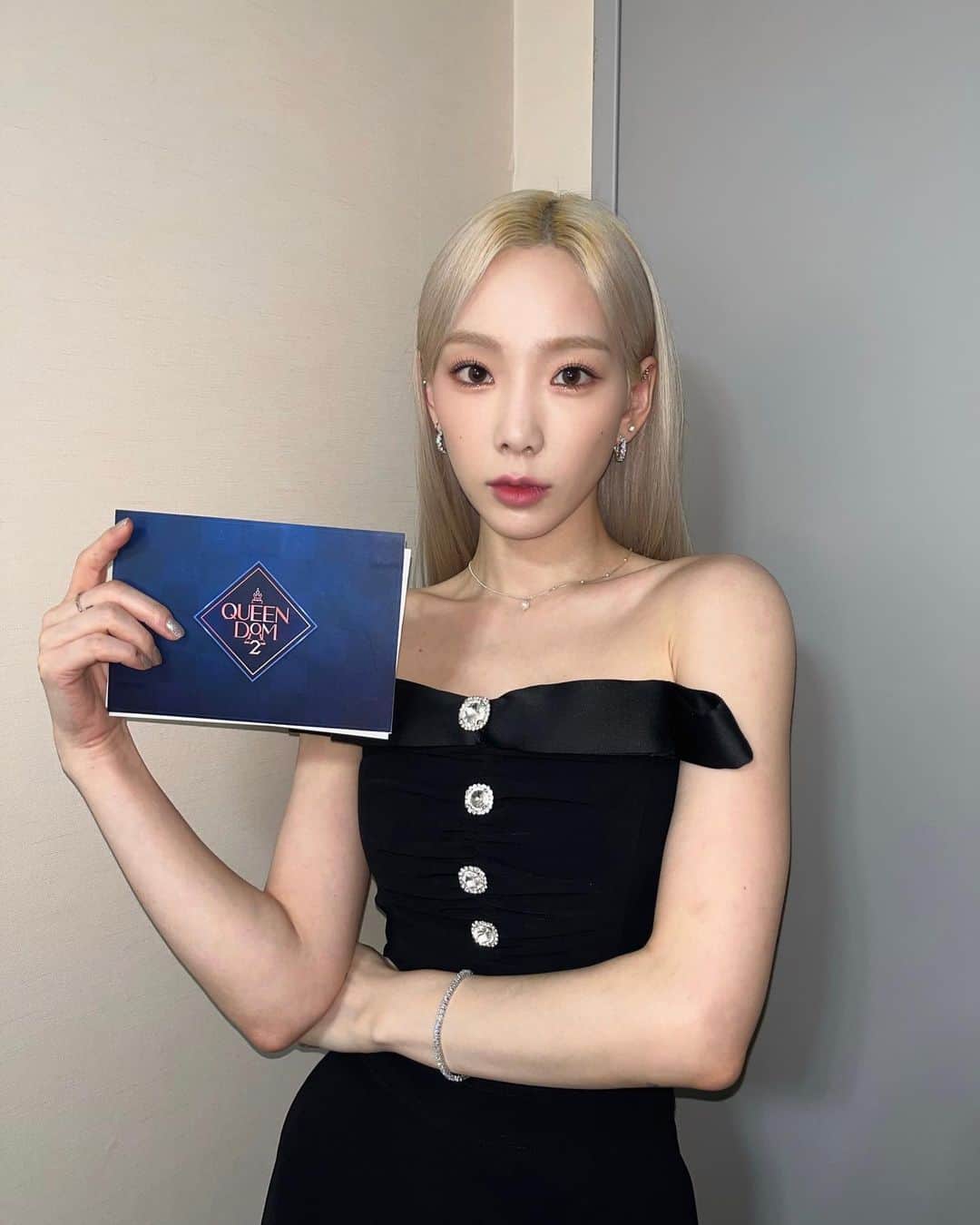 テヨン のインスタグラム：「놀라운 토요일의 연속 👑😭🏆💜🏹💥👍🏻」