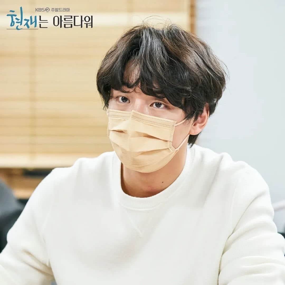 のインスタグラム：「🙂   @kbsdrama 오케스트라 같았던 <현재는 아름다워> 대본리딩 현장🎶  연애도 결혼도 기피하는 시대 아파트를 쟁취하기 위한 삼형제의 결혼 프로젝트!✨  KBS 새 주말드라마 <현재는 아름다워> Coming Soon!  #KBS #KBS2TV #현재는아름다워 #윤시윤 #배다빈 #오민석 #신동미 #서범준 #최예빈 #KBSDRAMA #COMINGSOON」