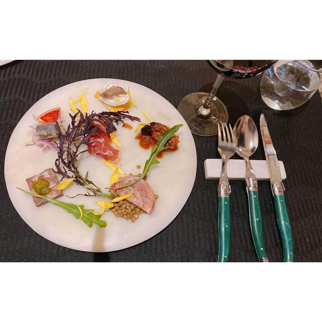 山谷花純のインスタグラム：「とある日のプチ贅沢ランチ。 美味しいものを食べてる時って幸福感に満ち溢れる。 可愛い。綺麗。美味しい。幸せ。 何回言っても足りなかったや。」