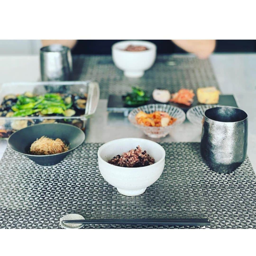 神崎恵さんのインスタグラム写真 - (神崎恵Instagram)「ライブでお話ししたお昼ご飯。 どれだけ🍆が好きなのか。 いや、美味しいですよね、茄子のピリ辛。 朝１０本分(立派な大きさの)で作って、 昼少し残ったので、夜食べるのを楽しみにしていたら。 🥸さんが、マッコリ片手に完食していました。 香味に豆板醤と酢って、ほんとすんばらしい組み合わせ。 母から教えてもらった味のひとつ。 また作ろ〜🍆🍆🍆  今日も頑張ってきます。」3月12日 10時59分 - megumi_kanzaki