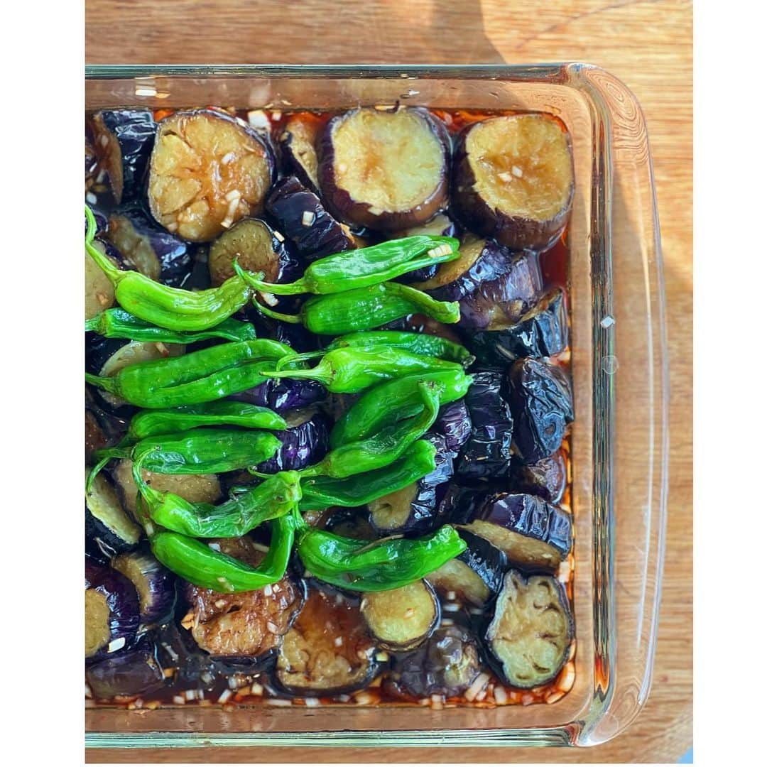 神崎恵さんのインスタグラム写真 - (神崎恵Instagram)「ライブでお話ししたお昼ご飯。 どれだけ🍆が好きなのか。 いや、美味しいですよね、茄子のピリ辛。 朝１０本分(立派な大きさの)で作って、 昼少し残ったので、夜食べるのを楽しみにしていたら。 🥸さんが、マッコリ片手に完食していました。 香味に豆板醤と酢って、ほんとすんばらしい組み合わせ。 母から教えてもらった味のひとつ。 また作ろ〜🍆🍆🍆  今日も頑張ってきます。」3月12日 10時59分 - megumi_kanzaki