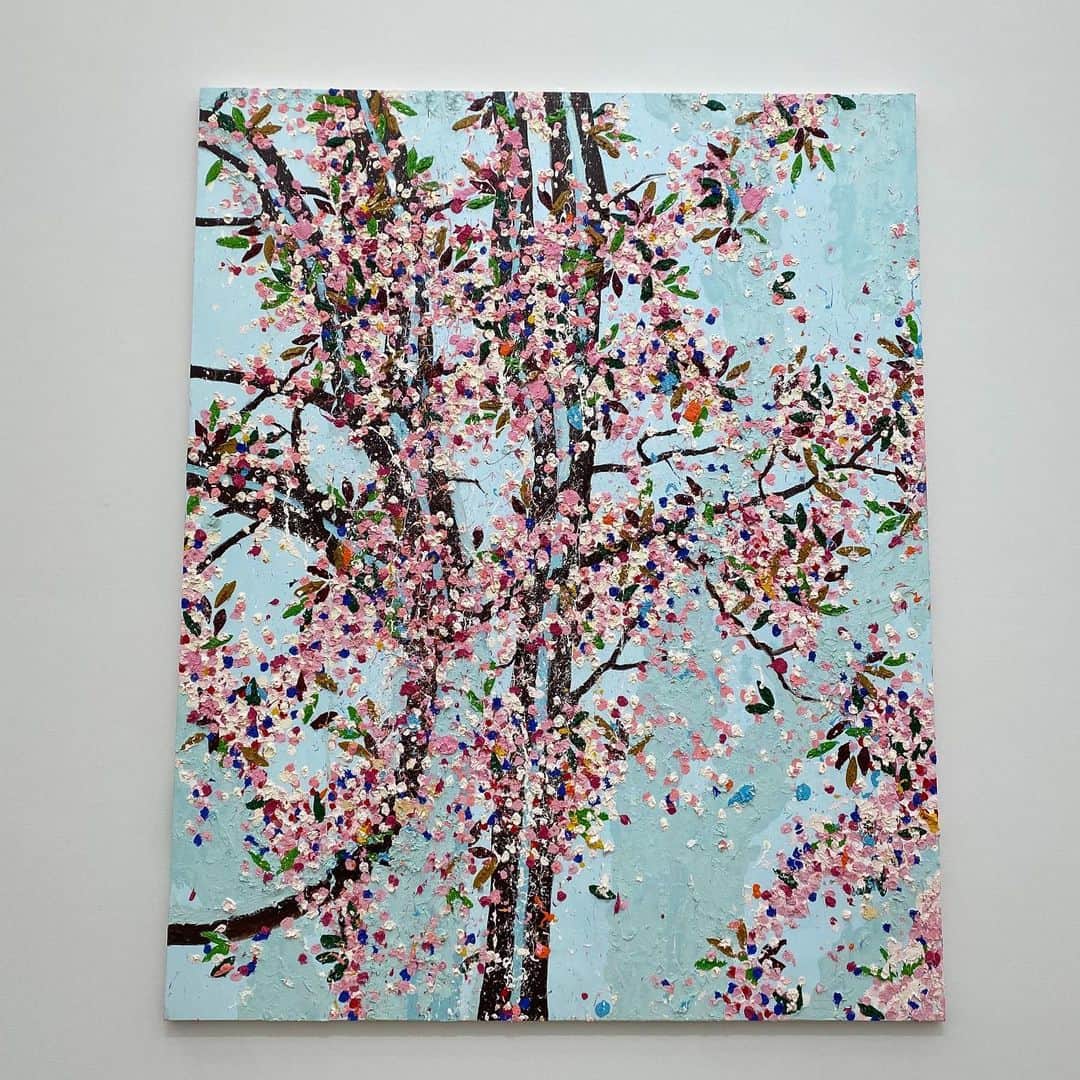 羽田沙織さんのインスタグラム写真 - (羽田沙織Instagram)「今年最初のお花見はダミアン・ハースト  スポットペインティングなのですね。 草間彌生の個展同様、 作品のパワーに飲み込まれて、途中からは直視できず。  ただ、会場に入った瞬間の 降り注ぐ桜のパワーは、ひたすらに心を晴れやかにしてくれました。  #お花見 #ダミアンハースト #アート #アート好きな人と繋がりたい #アートのある暮らし #art #artlover #国立新美術館 #美術館巡り #美術館 #japan #sakura #桜」3月12日 11時12分 - saorihada