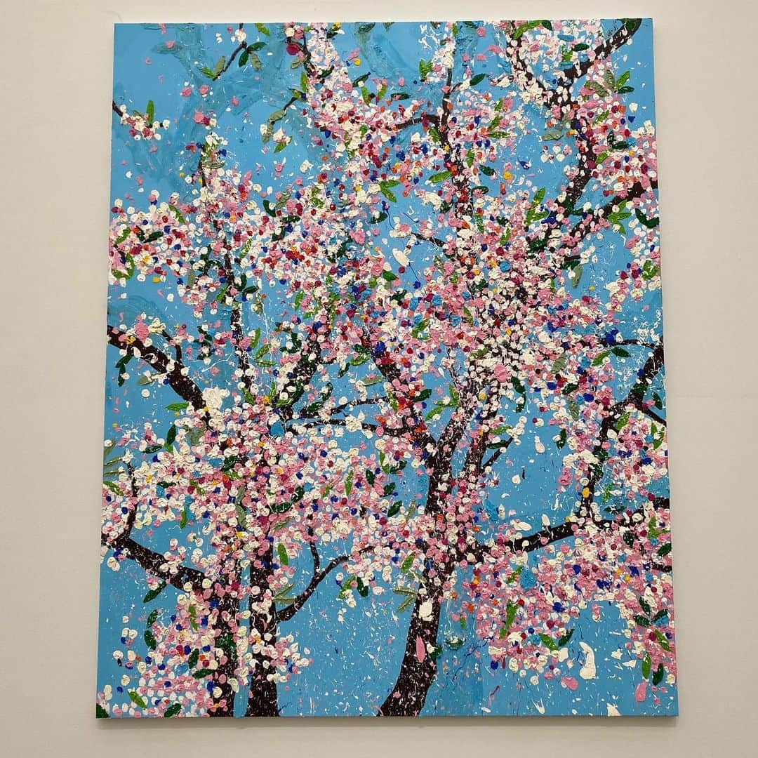 羽田沙織さんのインスタグラム写真 - (羽田沙織Instagram)「今年最初のお花見はダミアン・ハースト  スポットペインティングなのですね。 草間彌生の個展同様、 作品のパワーに飲み込まれて、途中からは直視できず。  ただ、会場に入った瞬間の 降り注ぐ桜のパワーは、ひたすらに心を晴れやかにしてくれました。  #お花見 #ダミアンハースト #アート #アート好きな人と繋がりたい #アートのある暮らし #art #artlover #国立新美術館 #美術館巡り #美術館 #japan #sakura #桜」3月12日 11時12分 - saorihada