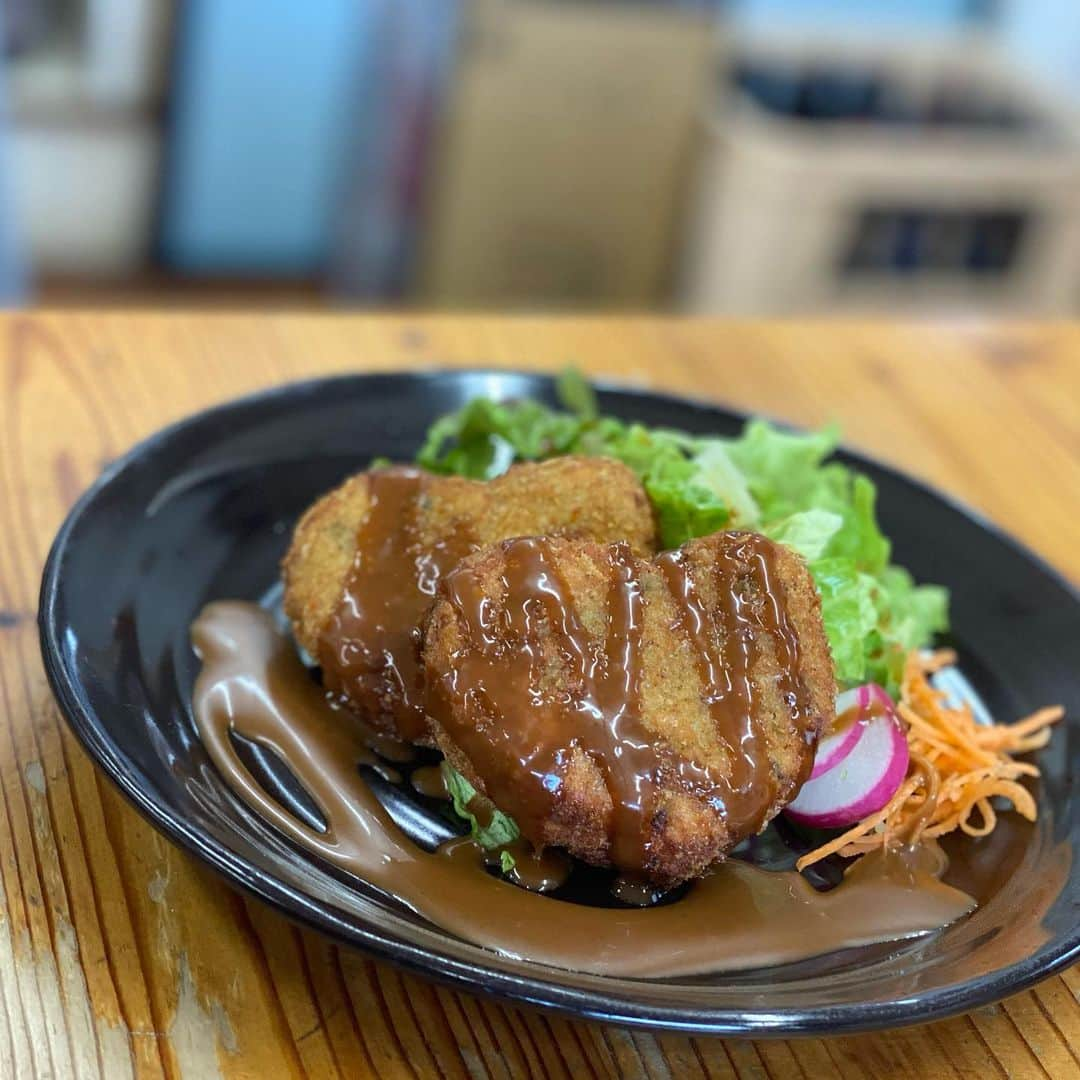 小野口奈々さんのインスタグラム写真 - (小野口奈々Instagram)「🐟🍓🍣 サーモン養殖にイチゴ栽培、お寿司の開発！？  今日の「ぐっ！ジョブ』は 電力大手・九州電力の意外な地域密着戦略に注目👍  私は、新宮町相島へ行ってきました🏝 過疎や高齢化などに悩む地域とタッグを組み 新たなビジネス創出に取り組む九電の方々と、 地域のために何かしたい！という島の皆さんの 熱い想いが伝わってきました🔥  のんびりしていて、素朴で、美しくて… 初上陸だった私も、相島のファンになりました💓 また行きたいなぁ✨  この後14時半からの放送を是非ご覧ください🙋‍♀️  #相島取材でお世話になった皆さんと #開発中の棒寿司 #お昼ご飯のコロッケ #スタッフが食べていたチャンポンも美味しそうでした #食べ物の写真ばっかり笑 #相島 #新宮町相島 #ぐっジョブ #福岡 #九州電力 #qでんにぎわい創業プロジェクト」3月12日 11時22分 - nana0no