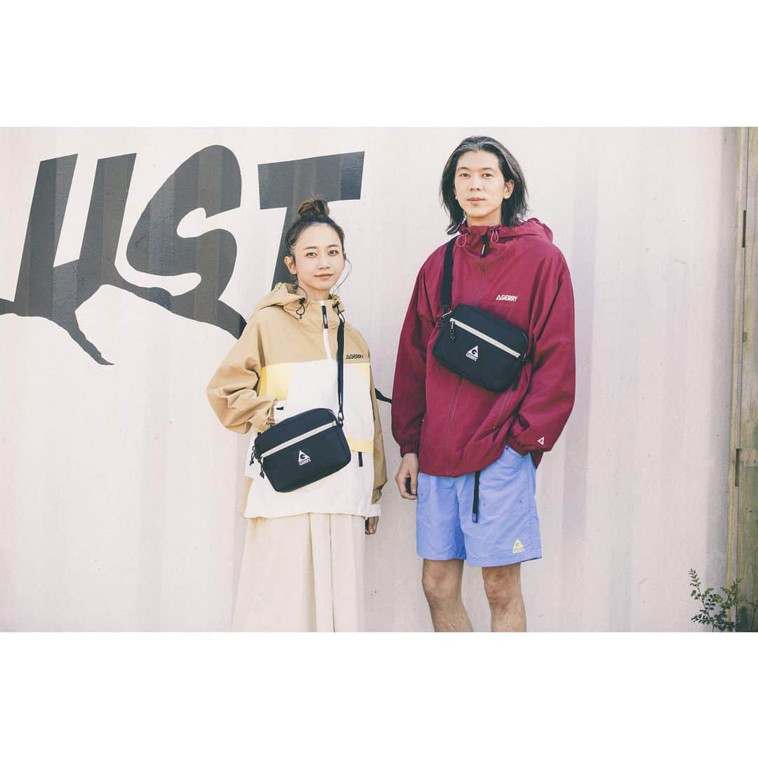 三戸なつめのインスタグラム：「お知らせです📯 「GERRY お札と小銭が分かれる SHOULDER WALLET BAG BOOK」のモデルを務めました🕺 @multimedia_tkj   お札と小銭がパパッとわかれてくれる、ほんと手品みたいなバッグだよ！笑 ただいま全国の書店、宝島チャンネル、amazon楽天ブックスなどのネット書店で予約受付中です！ 身軽にかわいく春を過ごしましょ〜🌸 誌面も楽しみにしててください🥳 発売日は3月29日です📯 #mito_natsume」