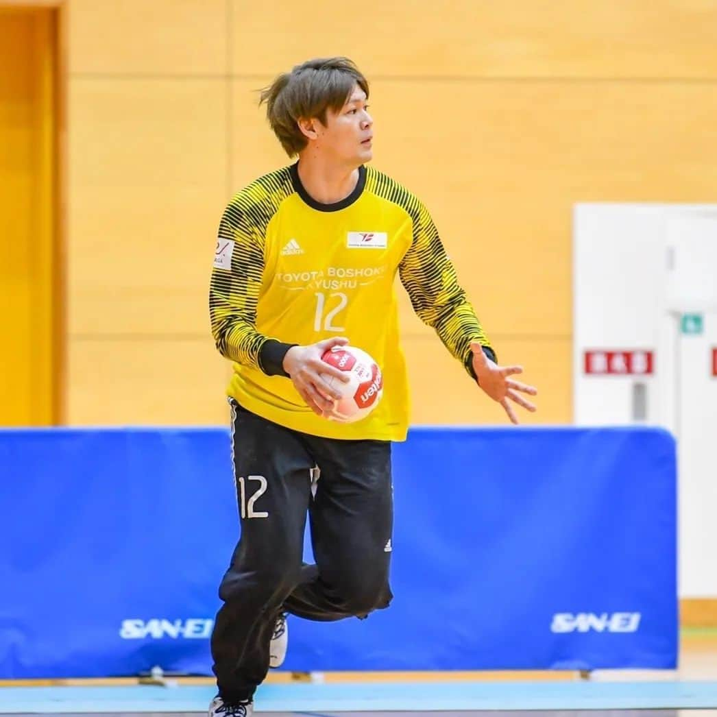 岩下祐太さんのインスタグラム写真 - (岩下祐太Instagram)「日本ハンドボールリーグ🤾‍♀️🤾 2021-2022シーズンは5位(11勝1分8敗)という結果で終わりました プレーオフ進出、日本一という目標に向けて、チームとしても個人としても成長を続けてきましたが達成することができませんでした、、、 シーズン通して応援してくださった皆さま本当にありがとうございました🙇 来シーズンこそ必ず日本一になりますので、また応援お願いします🔥  #日本ハンドボールリーグ  #トヨタ紡織九州レッドトルネード  #handball」3月12日 11時51分 - yiwasita