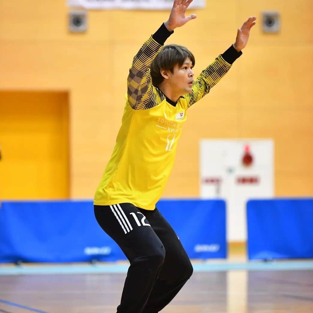 岩下祐太のインスタグラム：「日本ハンドボールリーグ🤾‍♀️🤾 2021-2022シーズンは5位(11勝1分8敗)という結果で終わりました プレーオフ進出、日本一という目標に向けて、チームとしても個人としても成長を続けてきましたが達成することができませんでした、、、 シーズン通して応援してくださった皆さま本当にありがとうございました🙇 来シーズンこそ必ず日本一になりますので、また応援お願いします🔥  #日本ハンドボールリーグ  #トヨタ紡織九州レッドトルネード  #handball」